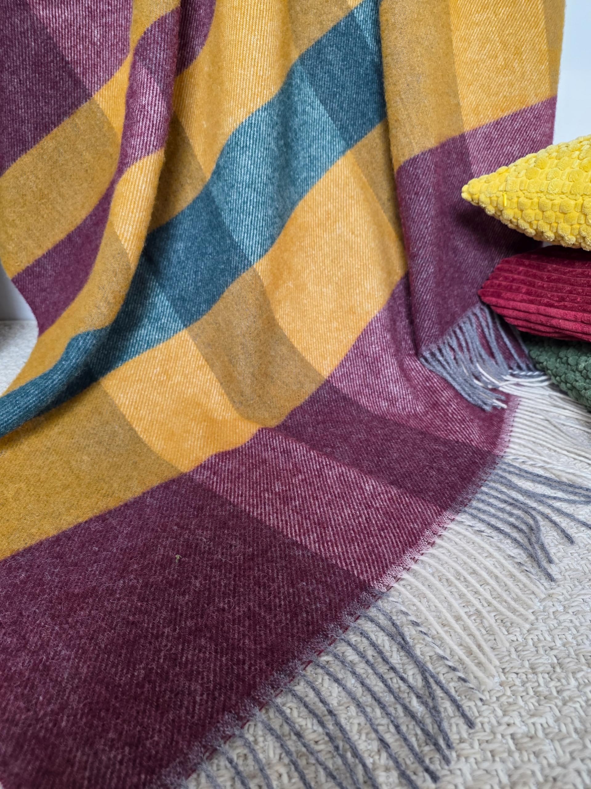 Coperta in lana vergine al 100%, disponibile in vari colori, copriletto, plaid in lana vergine Tirol, 140 x 200 cm (Giallo Senape-Verde-Rosso (Quadrati))