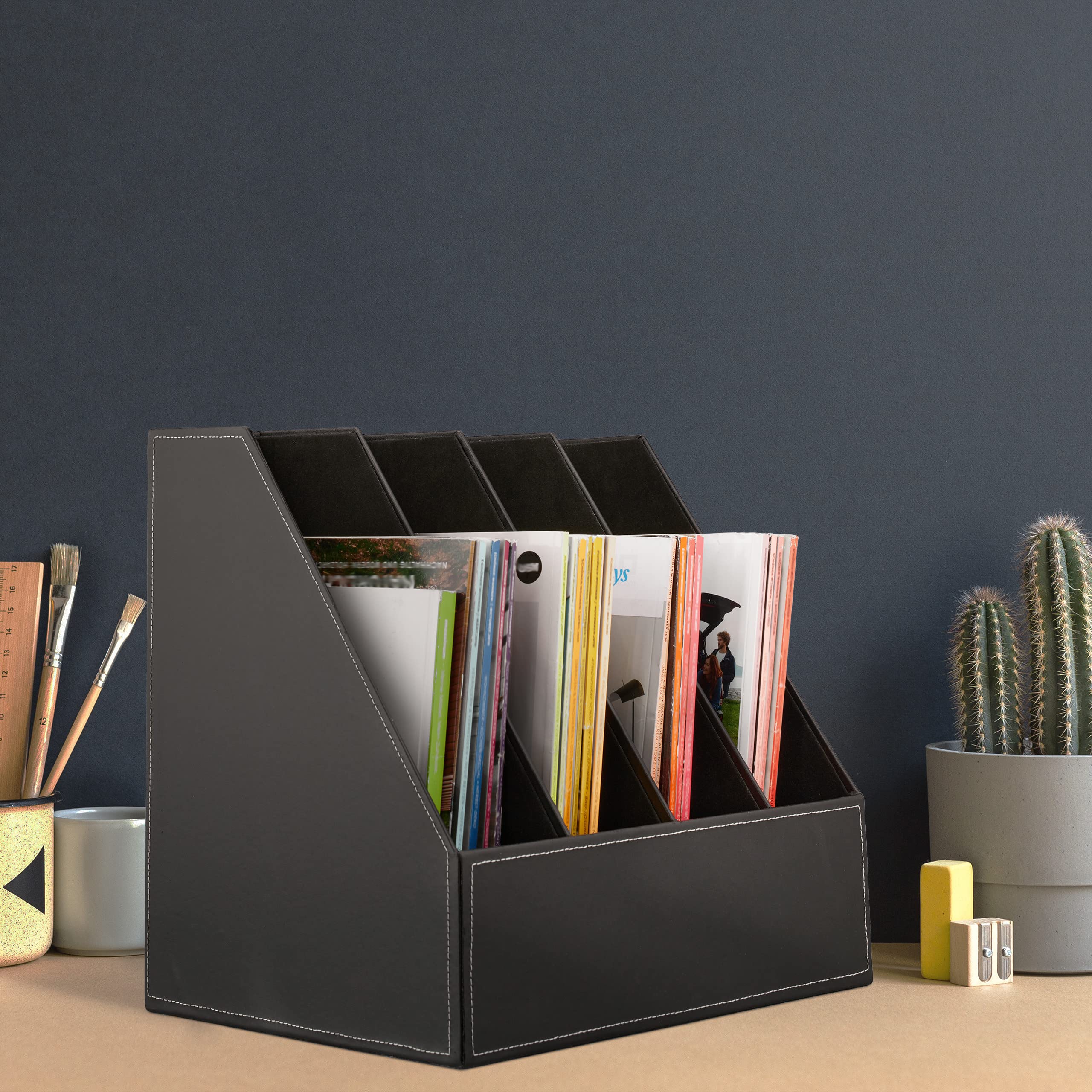 Relaxdays Colector de pie Archivador Piel Sintética, Organizador Carpetas, Revistero 4 Compartimentos, DIN A4 a C4, 35x36x26,5 cm, Negro, 35 x 18 x 26,5 cm