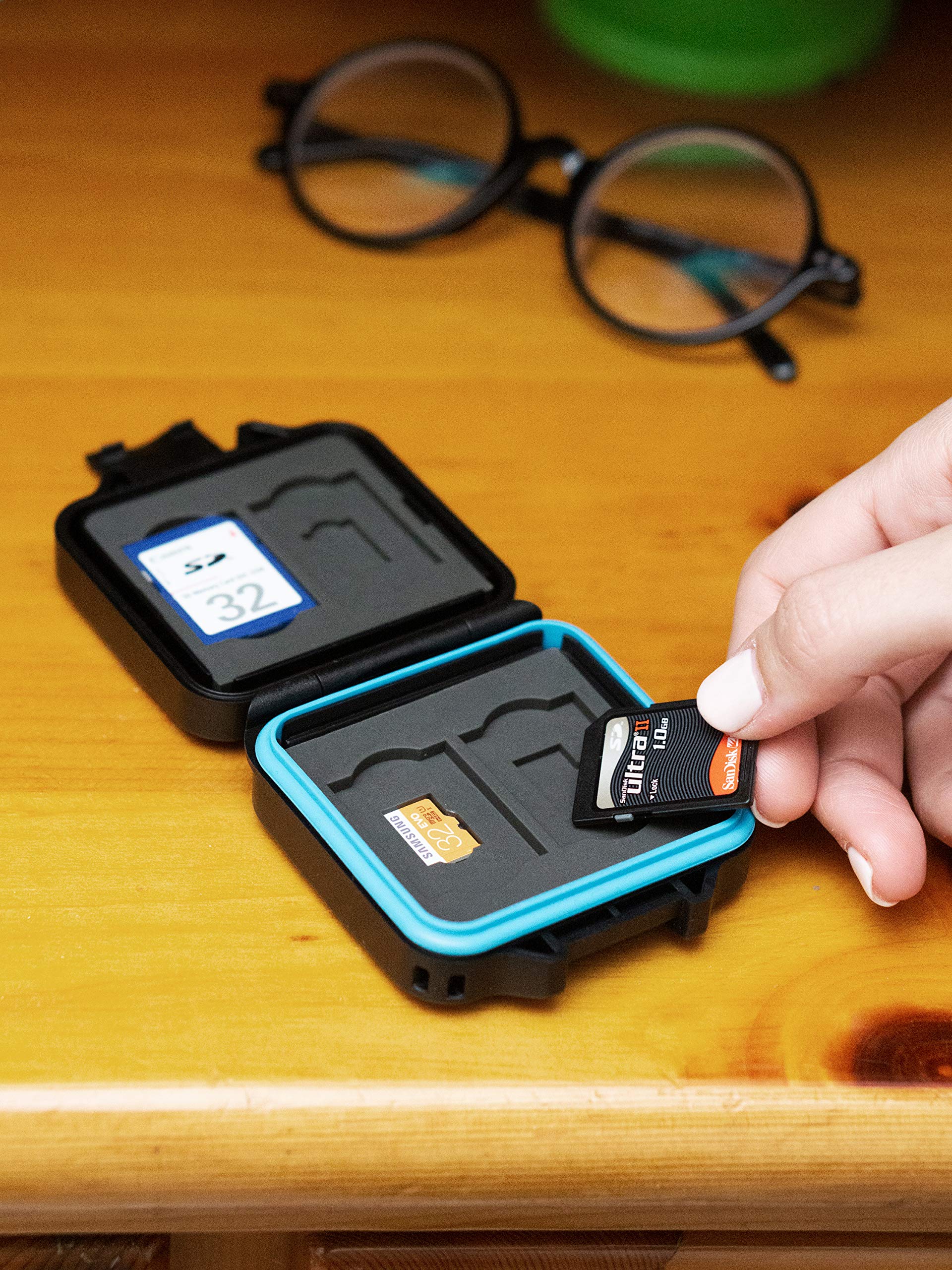 Custodia protettiva per scheda di memoria • Memory Card Case • Custodia per scheda per 4 x schede SD e 4 x micro SD e schede SIM • Include cavo per il trasporto e ago sim