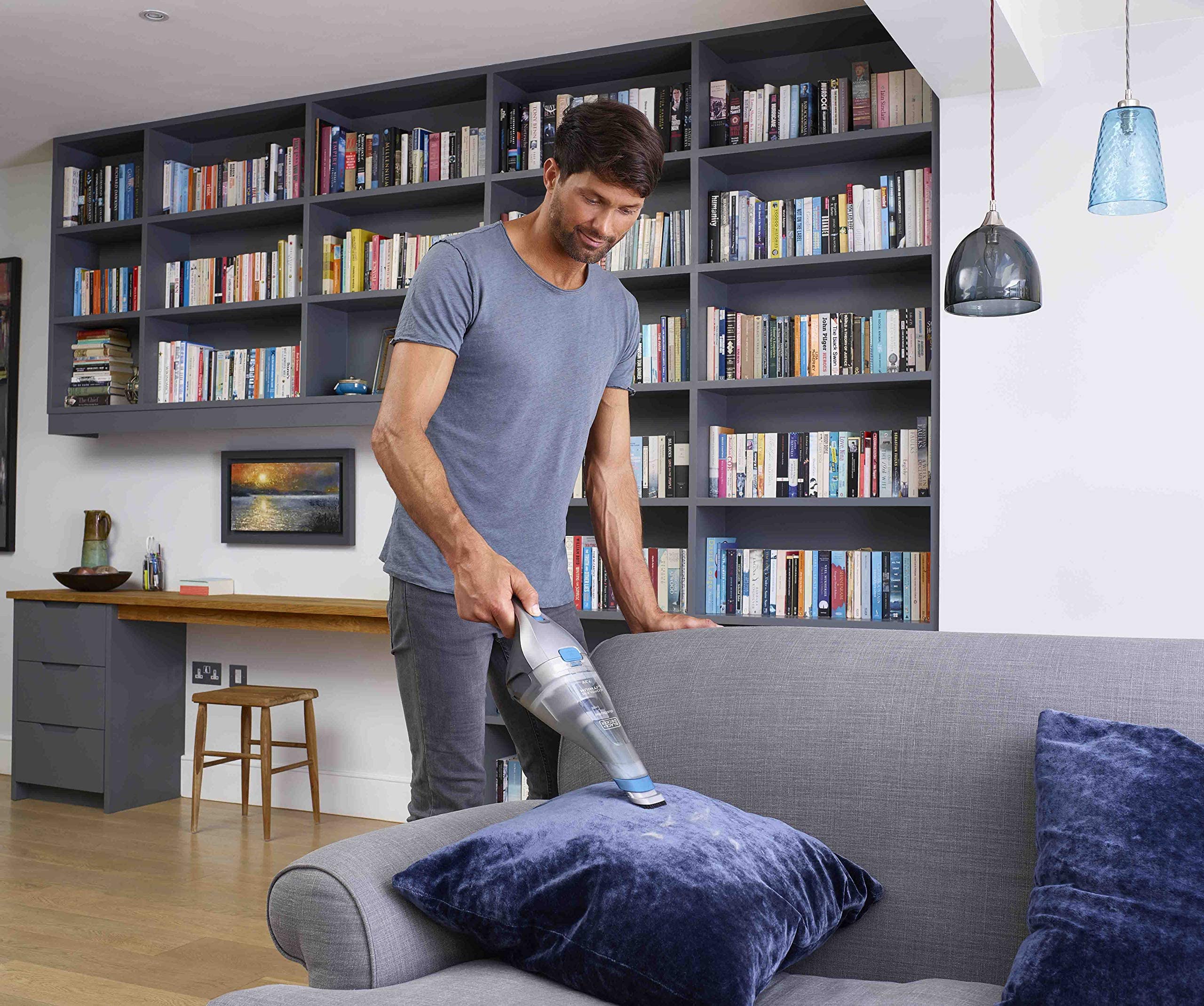 Black+Decker Handstaubsauger Akku Dustbuster (beutellos - 7,2V Kabelloser + beutelloser Staubsauger mit Fugendüse, Polsterbürste und Ladestation mit Wandhalterung NVC215WA, Kobaldblau, 385 ml