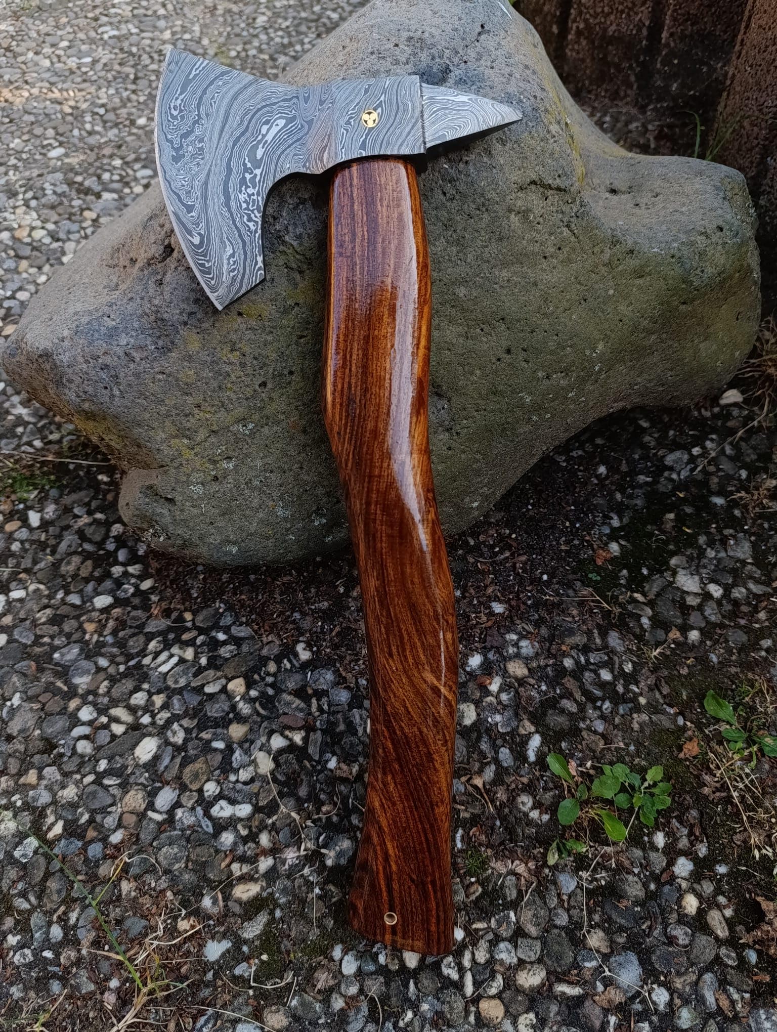 Tatla Wikinger-Axt aus DamastStahl- Handgeschmiedete Jagdaxt mit Rosenholzgriff, Wikinger-Bartaxt für Outdoor und Camping, Spaltaxt, echtes Geschenk für Weihnachten oder Geburtstag,