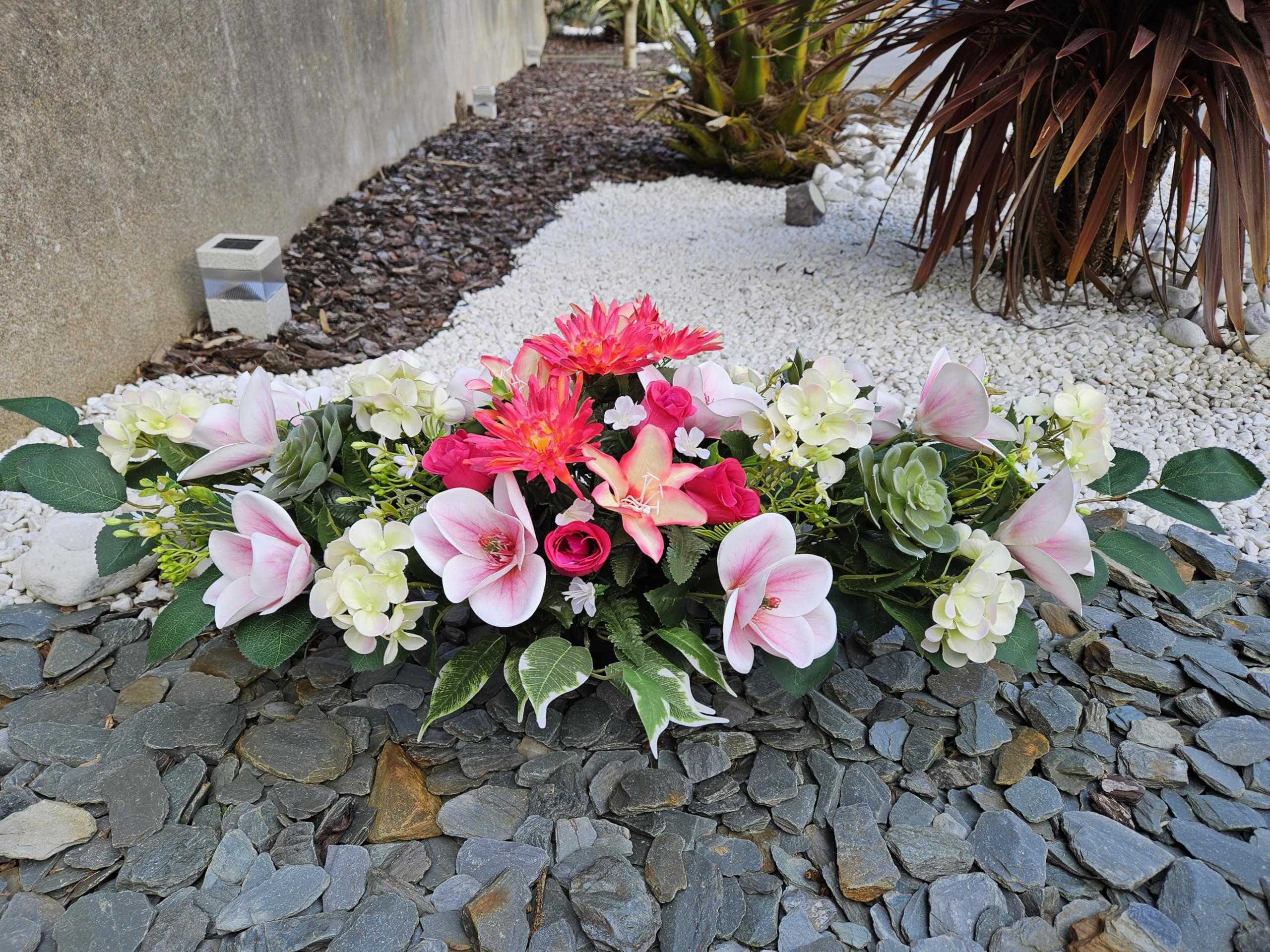 Composition de Fleurs Artificielles Lesté Ciment pour Une Parfaite Tenue à L' extérieur. Réalisé par nos Soins, Fleurs de Qualité.