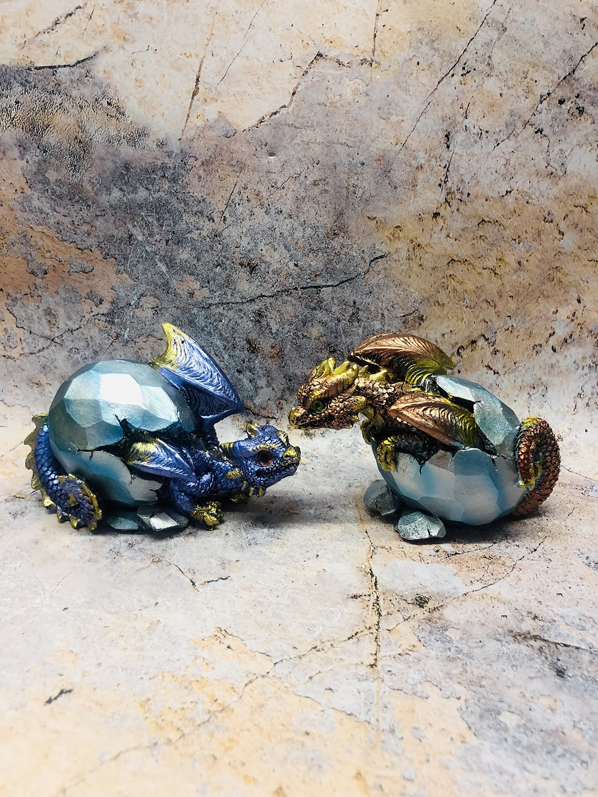Paire d'œufs de dragon Hatchlings Figurines Fantasy Battling Dragons Collection Fabriqué à la main à partir de résine de qualité