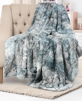 Everlasting Comfort Soft & Comfortable Arctic Blue Faux Fur Throw Blanket for Couch - (50x65) Minky & Fluffy Fall Blankets & Throws, Plush Fuzzy Cover for Bed, Sofa & Living Room - Cozy Home Decor