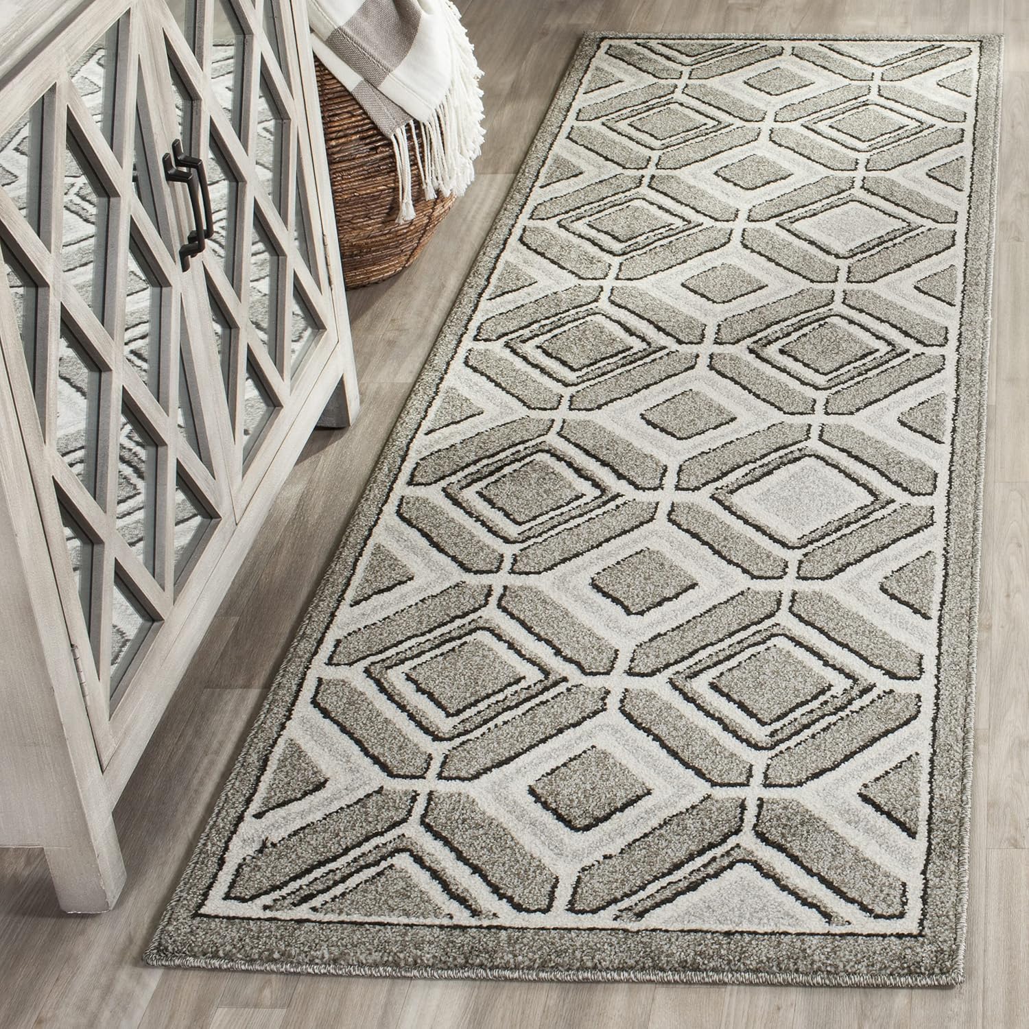 SAFAVIEH Amherst Collection Runner Rug - 2'3" x 7', Grey & Light Grey, Mid-Century Modern Design, Non-Shedding & Easy Care, Ideal for High Traffic Areas in Living Room, Bedroom (AMT433C)
