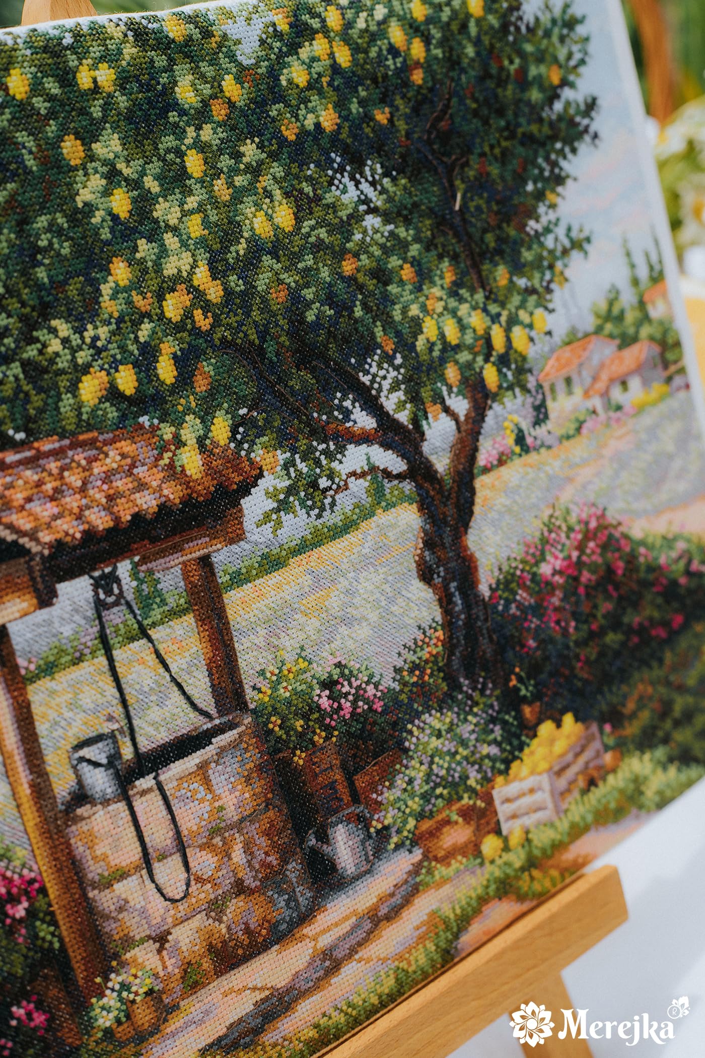 Merejka Kit per punto croce contato - Sotto l'albero di limone, pozzo toscano e paesaggio di cipressi | Zweigart Aida ecrù a 16 punti, 37 colori DMC, ago John James | 39,1 x 30 cm