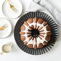 Vista 3 de Nordic Ware Anniversary Bundt 12 tazas, color dorado