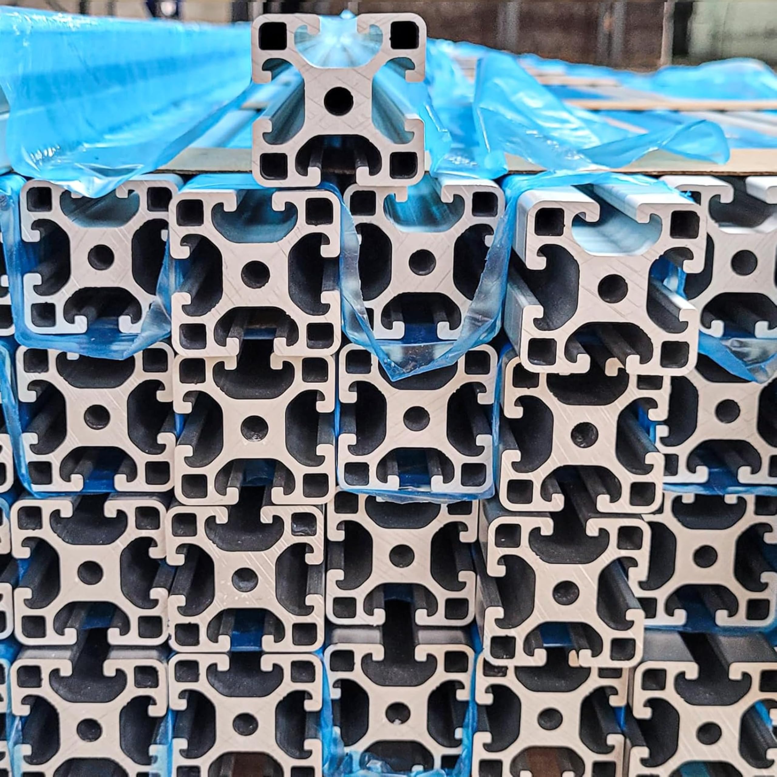 Aluprofil 40x40 mm | Nut 8 | Länge 240 cm | Starke Wandstärke | Eloxiertes Alu Profil | Konstruktionsprofil Bosch Item Kompatibel | Systemprofil für Industrie, 3D-Drucker, DIY