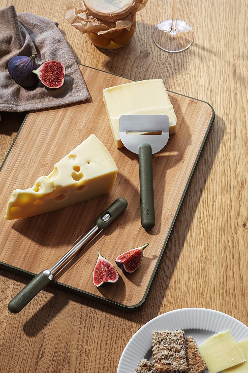 Eva Solo | Green tools cheese cutter | A cheese cutter with metal wires and the option of cutting in two different slice thicknesses | Danish Design & Functionality | Kitchen Gadgets & Accessories
