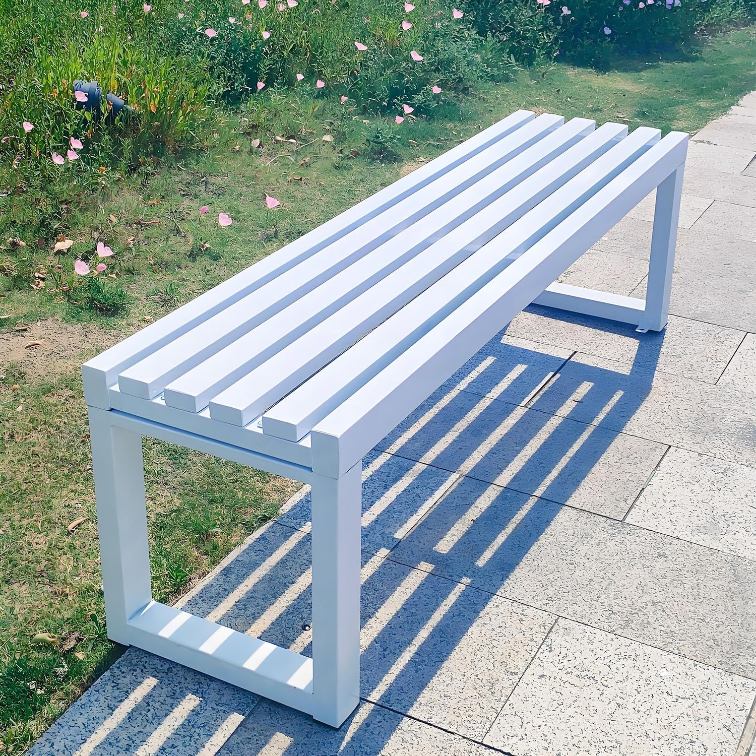 Banc de jardin en métal blanc pour aménager un coin détente sur votre terrasse