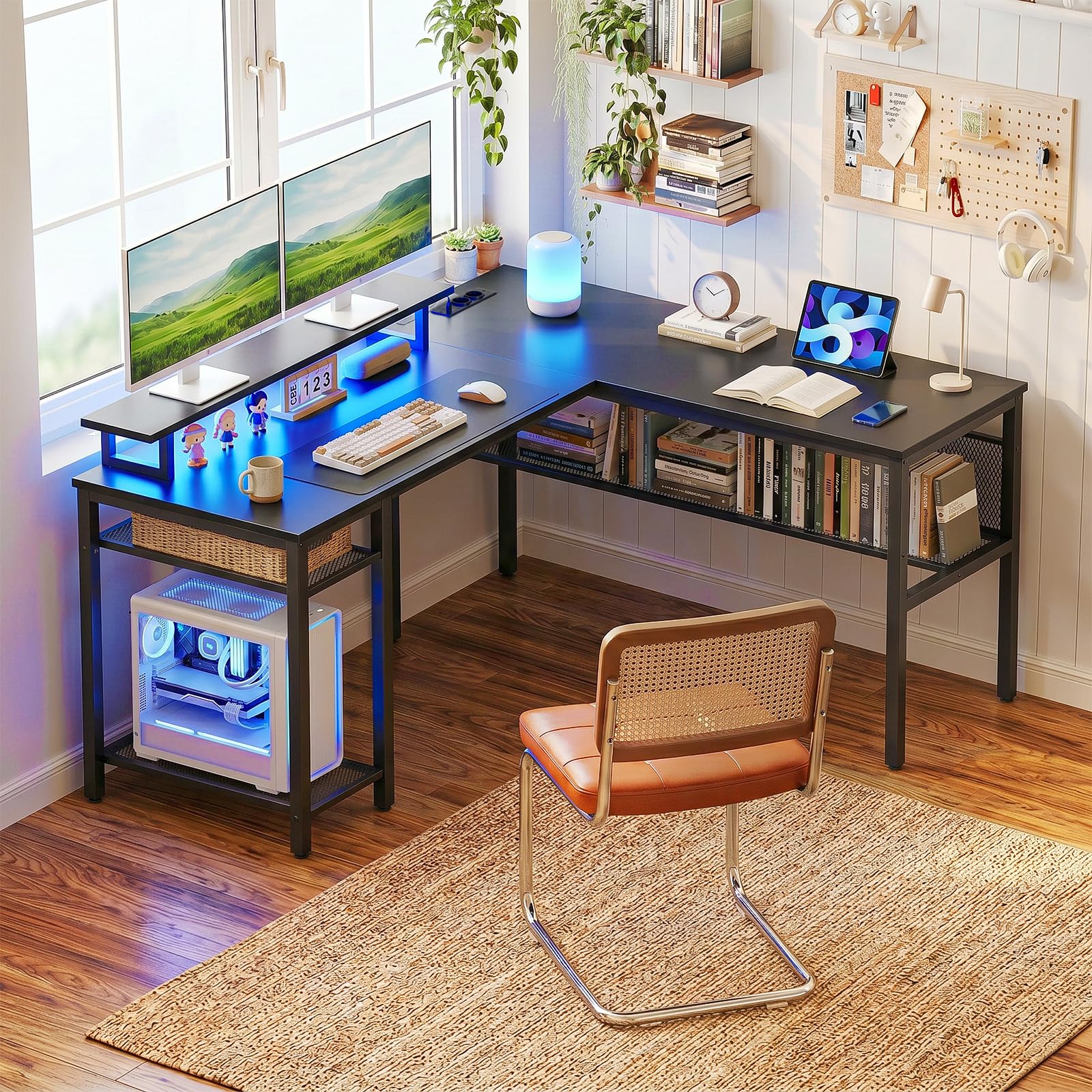Homieasy Scrivania Angolare Gaming 141x118cm Reversibile LED e Prese | Supporto per Monitor, Ripiani a Griglia in Metallo, Trasformabile in 210 cm