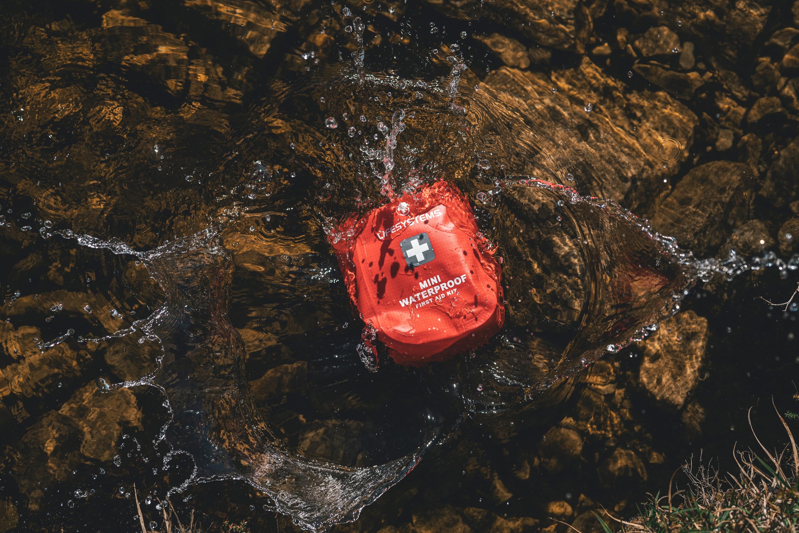 Lifesystems Kit de premiers secours étanche, contenu certifié CE, spécialement conçu pour les sports nautiques et les activités de plein air