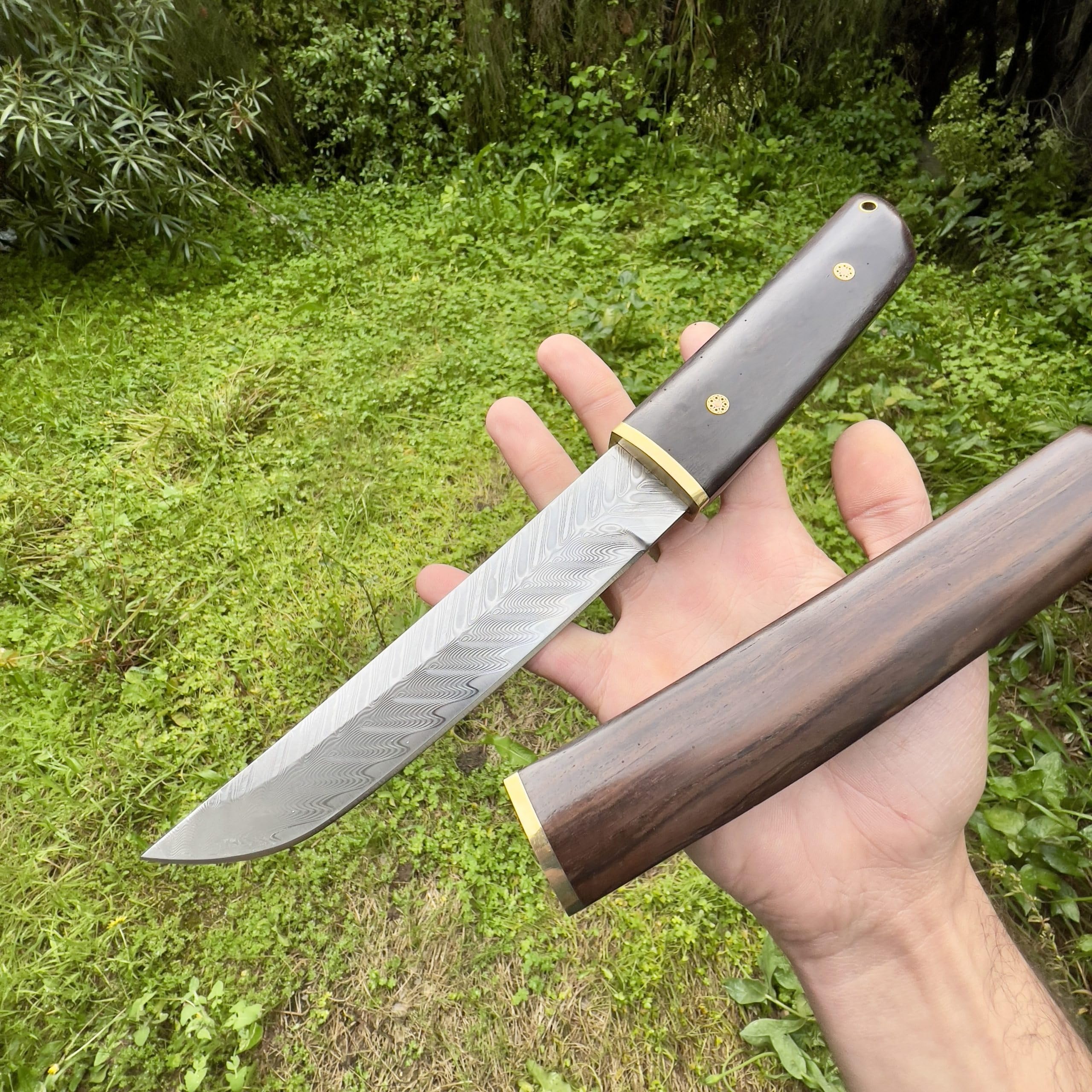 Coltello in Damasco Forgia a Mano, Stile Giapponese, Lama Fissa con Manico in Legno e Custodia Integrale Legno Collezione Custom