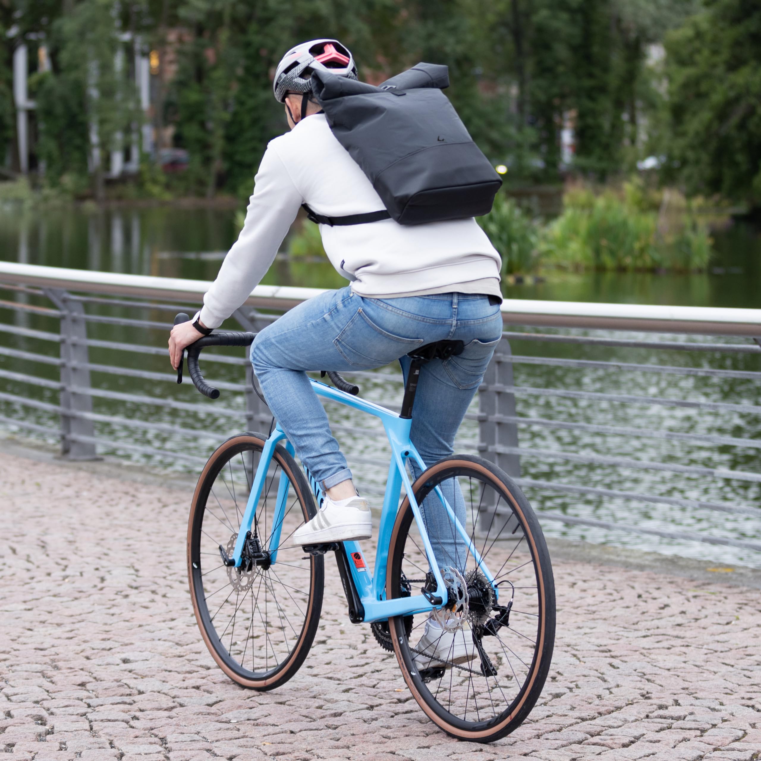 LANGENBERG Flash Rolltop Rucksack - Wasserabweisender und diebstahlsicherer Rucksack für Herren - 20 Liter Cityrucksack für Damen mit Laptopfach 16 Zoll - Reflektierender Fahrrad Rucksack
