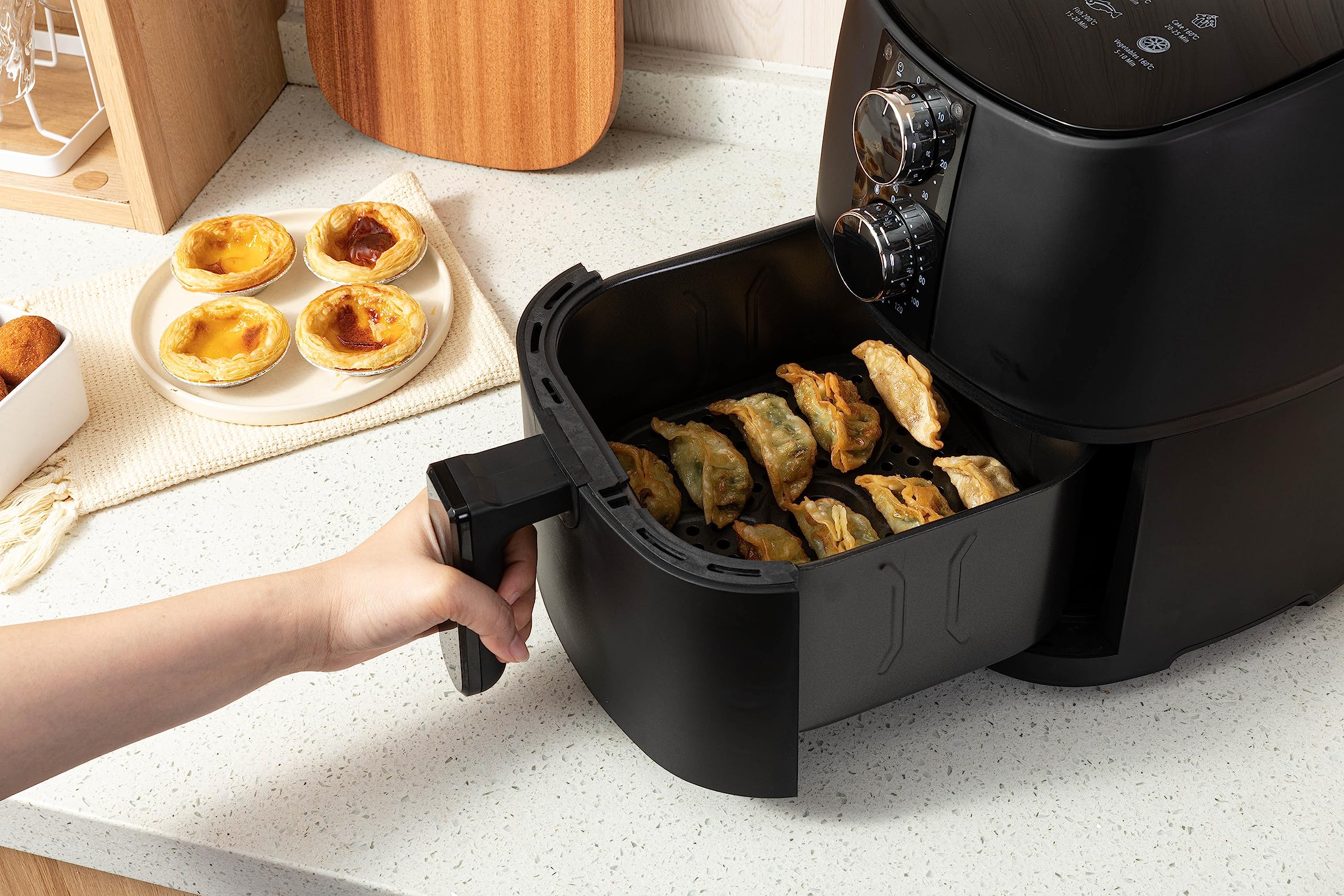 Linsar - Heißluftfritteuse 4L - Airfryer mit Timer und Warmhaltefunktion - Temperatur wählbar - Energiesparender & schneller als Backöfen - 1400 Watt (Schwarz)