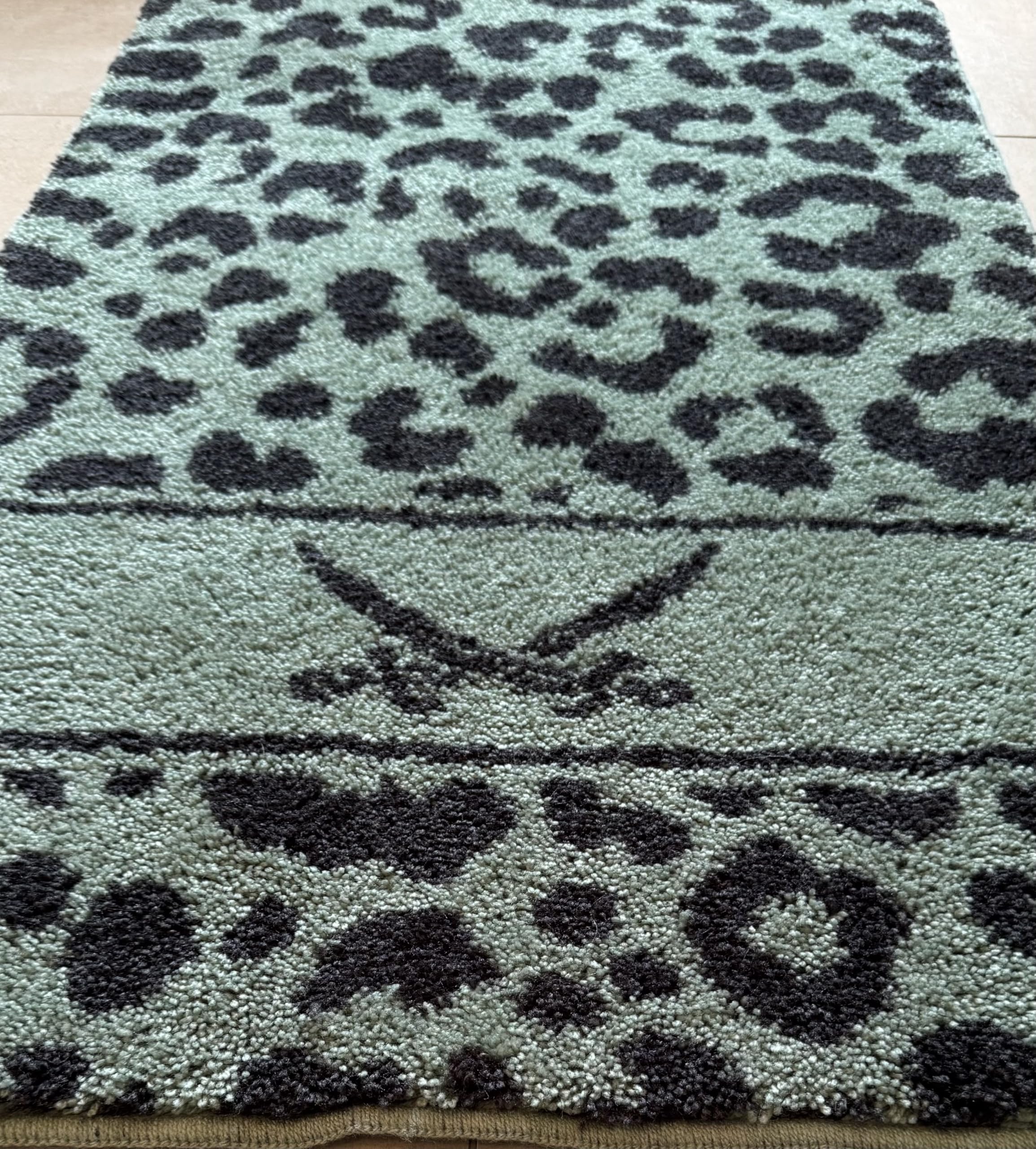 Sansibar Sylt Badteppich „Leo“ – luxuriöses Leopardenmuster, weich & rutschfest, maschinenwaschbar, 5 Jahre Garantie, Badezimmer (Lagune/anthrazit, ca. 100 x 60 cm)