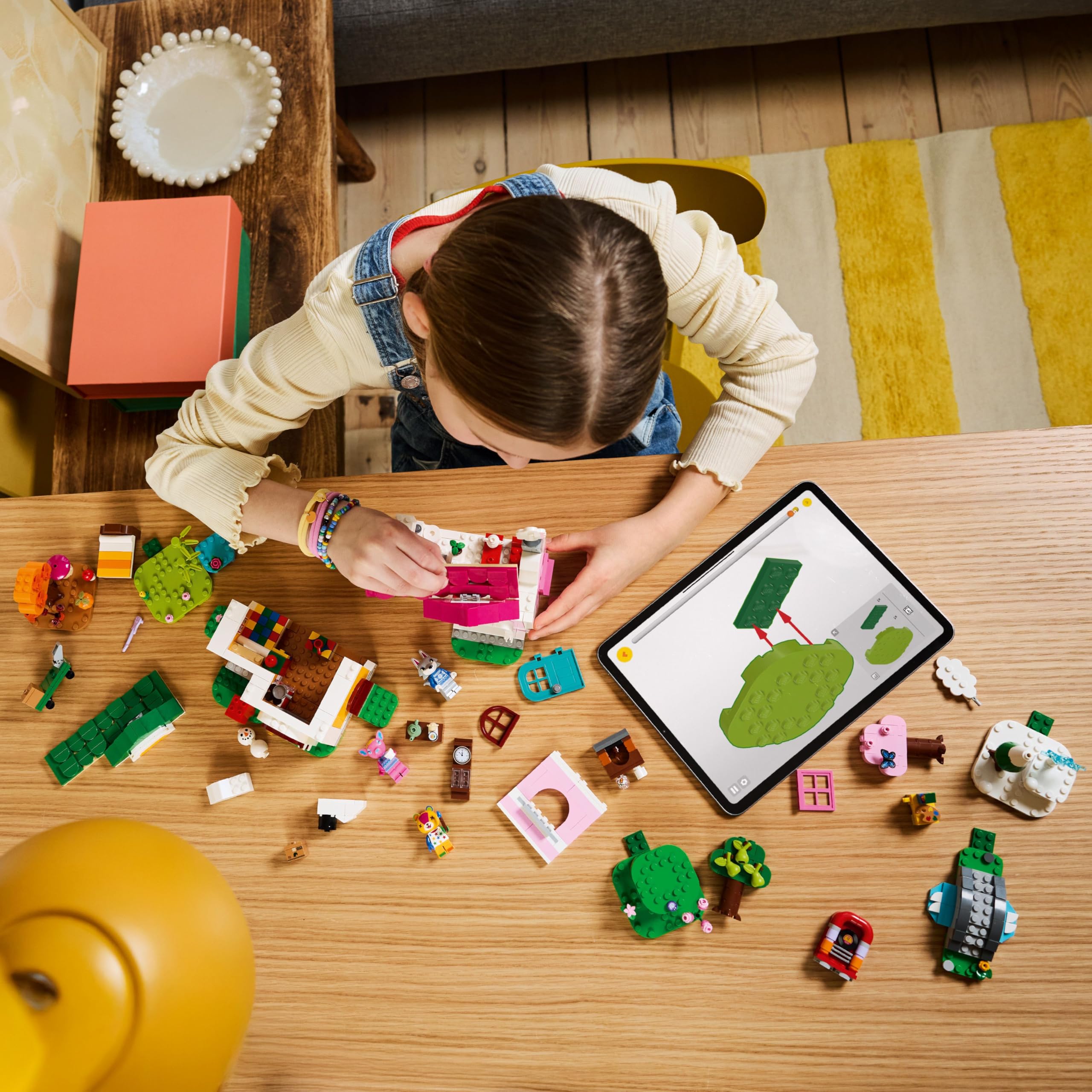 LEGO Animal Crossing Kreatywne domy: Pory zabawy 77057 | Zabawka gamingowa z domkiem, zestaw z postaciami, prezent dla fana gry 7+, klocki dla dziewczynek i chłopców, 814 elementów