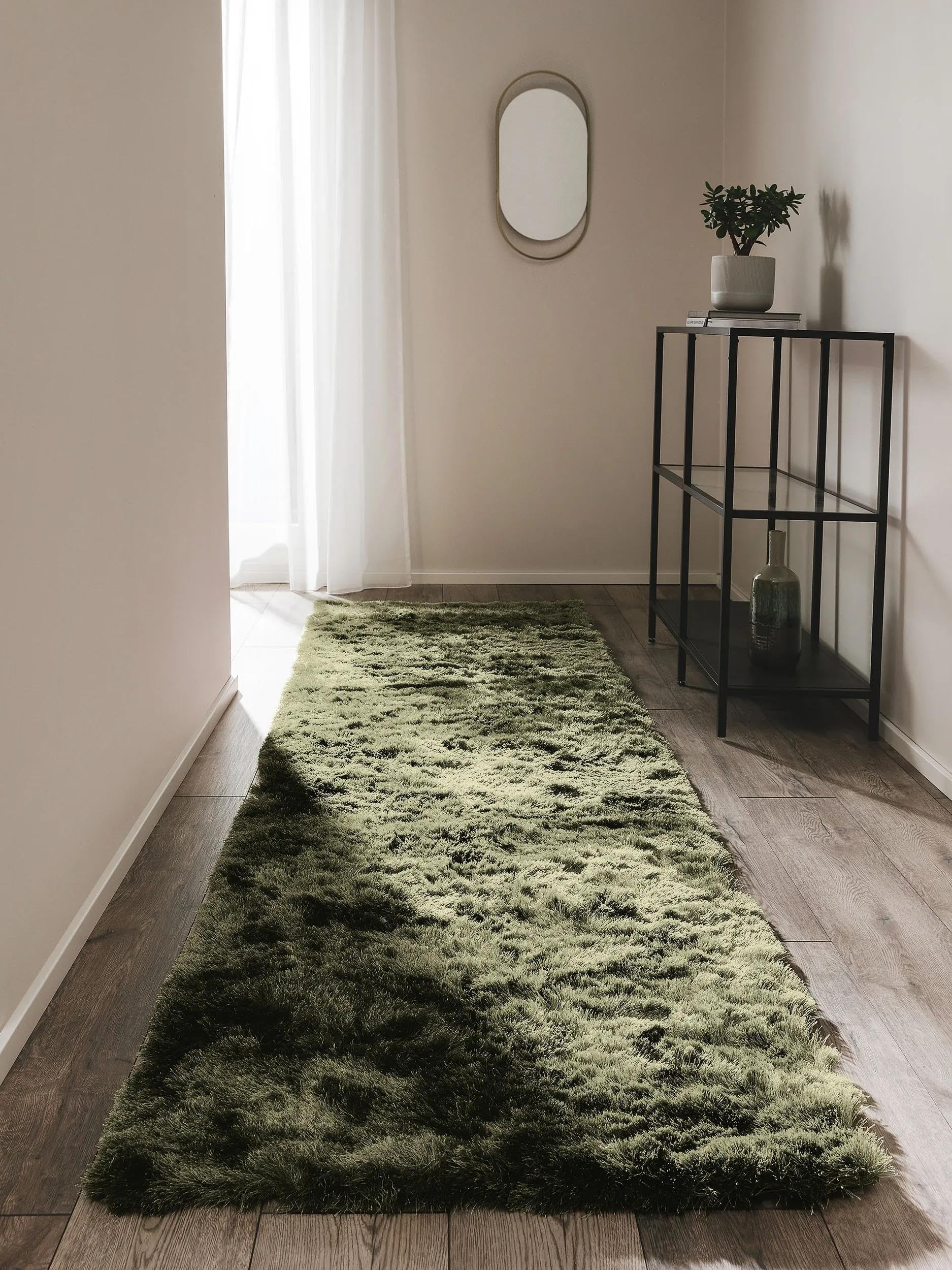 benuta Nest Hochflorteppich Whisper - Grün 80x300 cm - Kuschelig Weicher Teppich für Schlaf- und Wohnzimmer - Pflegeleicht - Fußbodenheizung Geeignet