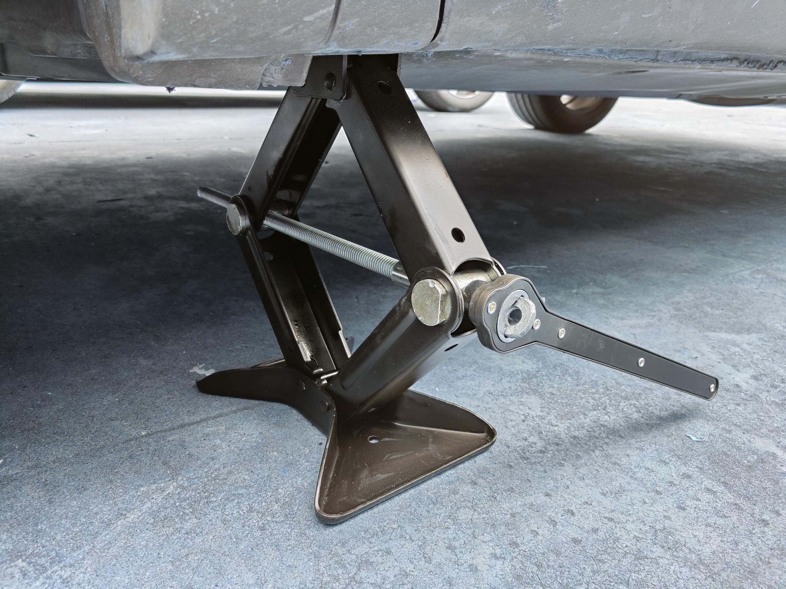 TOP DRIVE Kit Cric a Forbice per Auto da 2 Tonnellate Portatile, Ideale per SUV e Auto - Kit di Emergenza Universale con Chiave Inglese