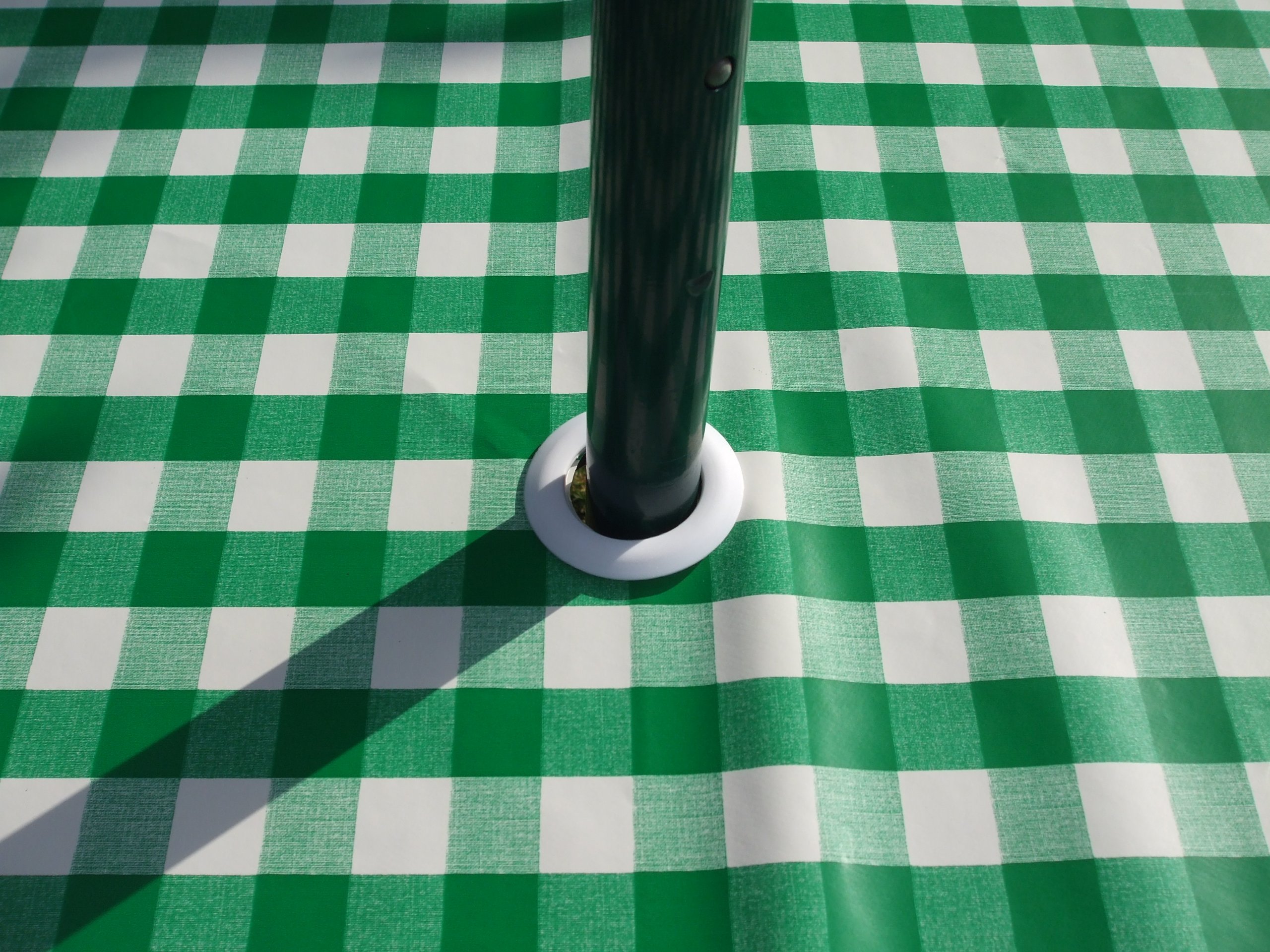 140x200CM OVAL PVC/VINYL TABLECLOTH - GREEN GINGHAM WITH PARASOL HOLE
