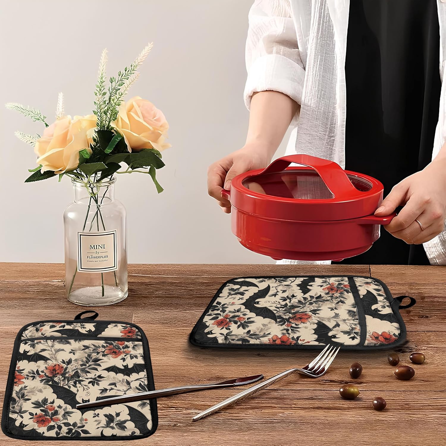 Gothic Halloween Bat Floral Pot Holders with Pockets, Vintage Dark Cottagecore Halloween Oven Pot Holders Heat Resistant Oven Mitts Hot Pads for Kitchen Baking Cooking, Set of 2