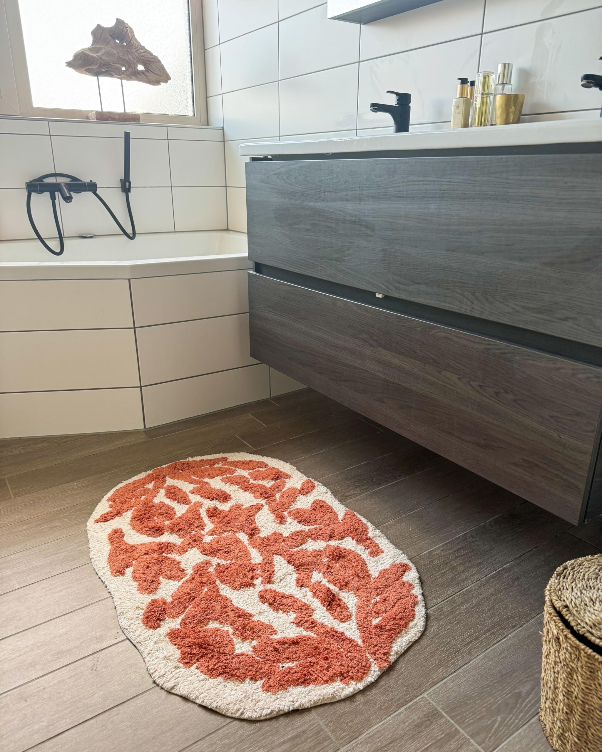 Beliani Tappeto da bagno moderno in cotone di forma irregolare 60 x 90 cm Modello decorativo Accessori da bagno arancione