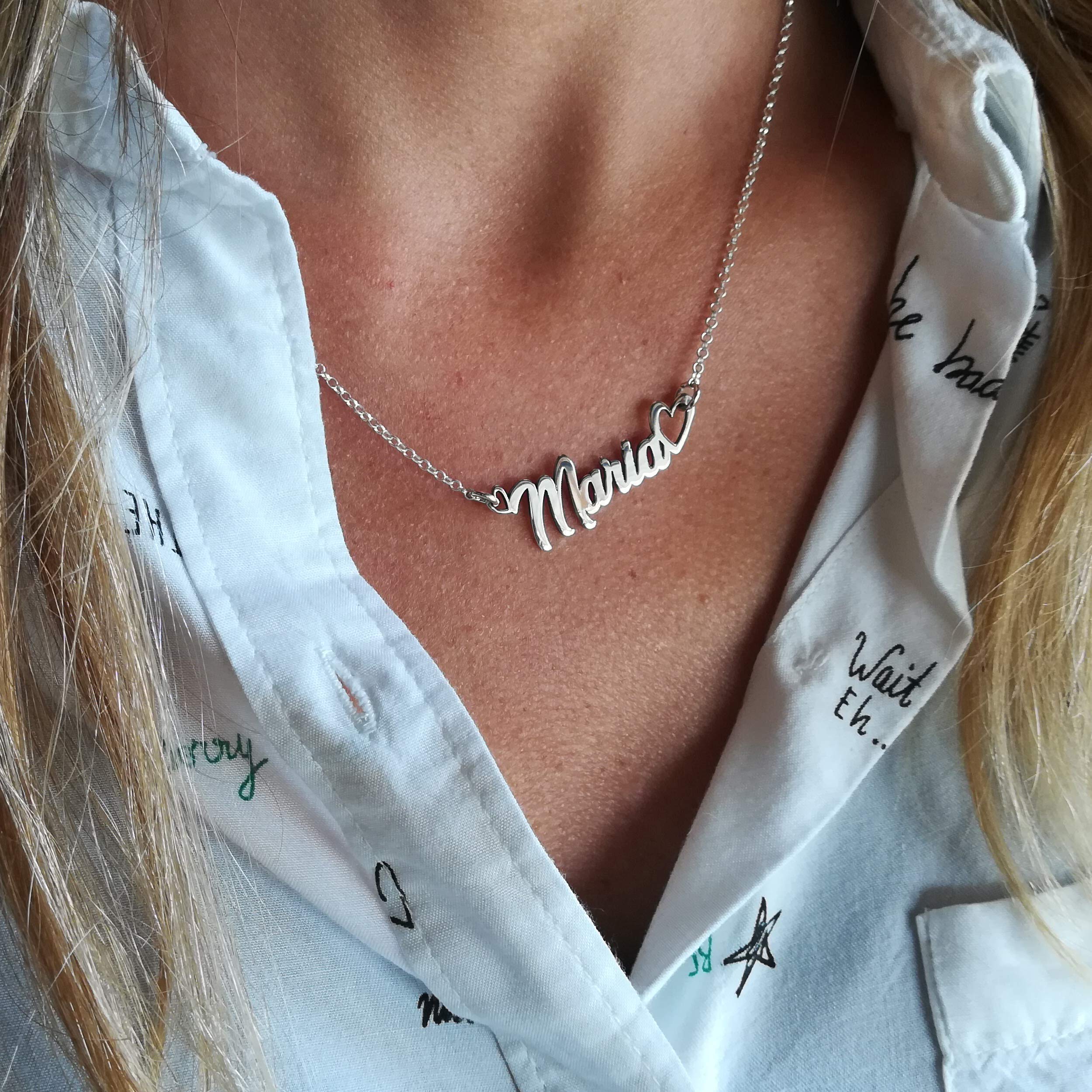 Collar con nombre personalizado en plata de ley 925 | Colgante nombre Personalizado 40x12mm aprox | Joya grabada única | Día de la Madre, cumpleaños. Modelo Maria Corazón