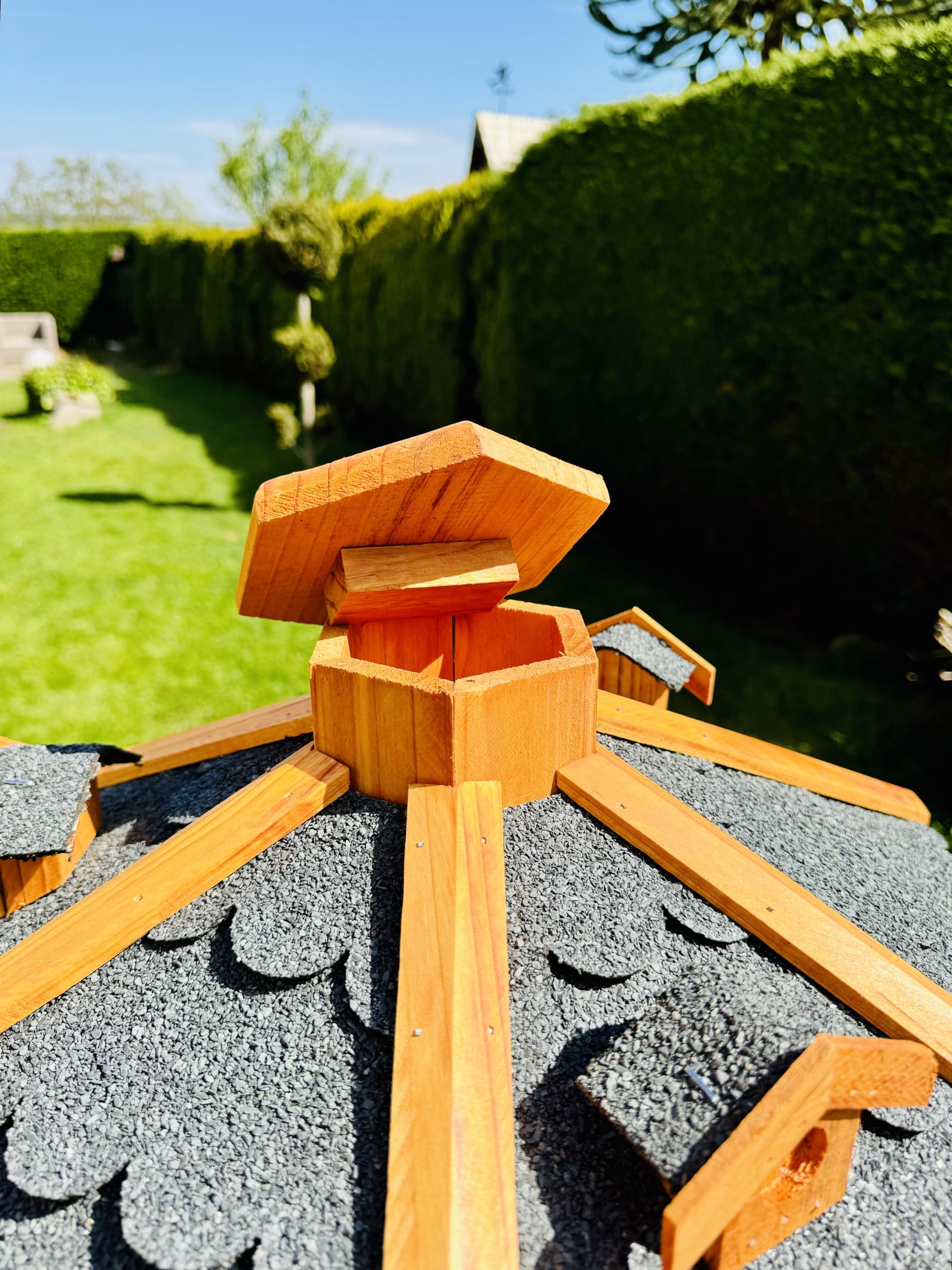 Pajarera hexagonal hecha a mano de madera resistente a la intemperie, M – XXL con y sin soporte, comedero para alimentos, resistente a la intemperie, techo de betún (tamaño XL sin soporte