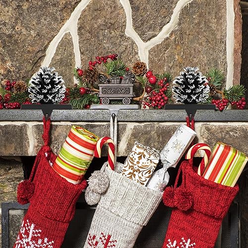 Miniatura 8 de Paquete de 2 soportes para calcetines de Navidad con cono de pino con copo de nieve, colgadores de metal marrón 3D para decoración de chimenea de