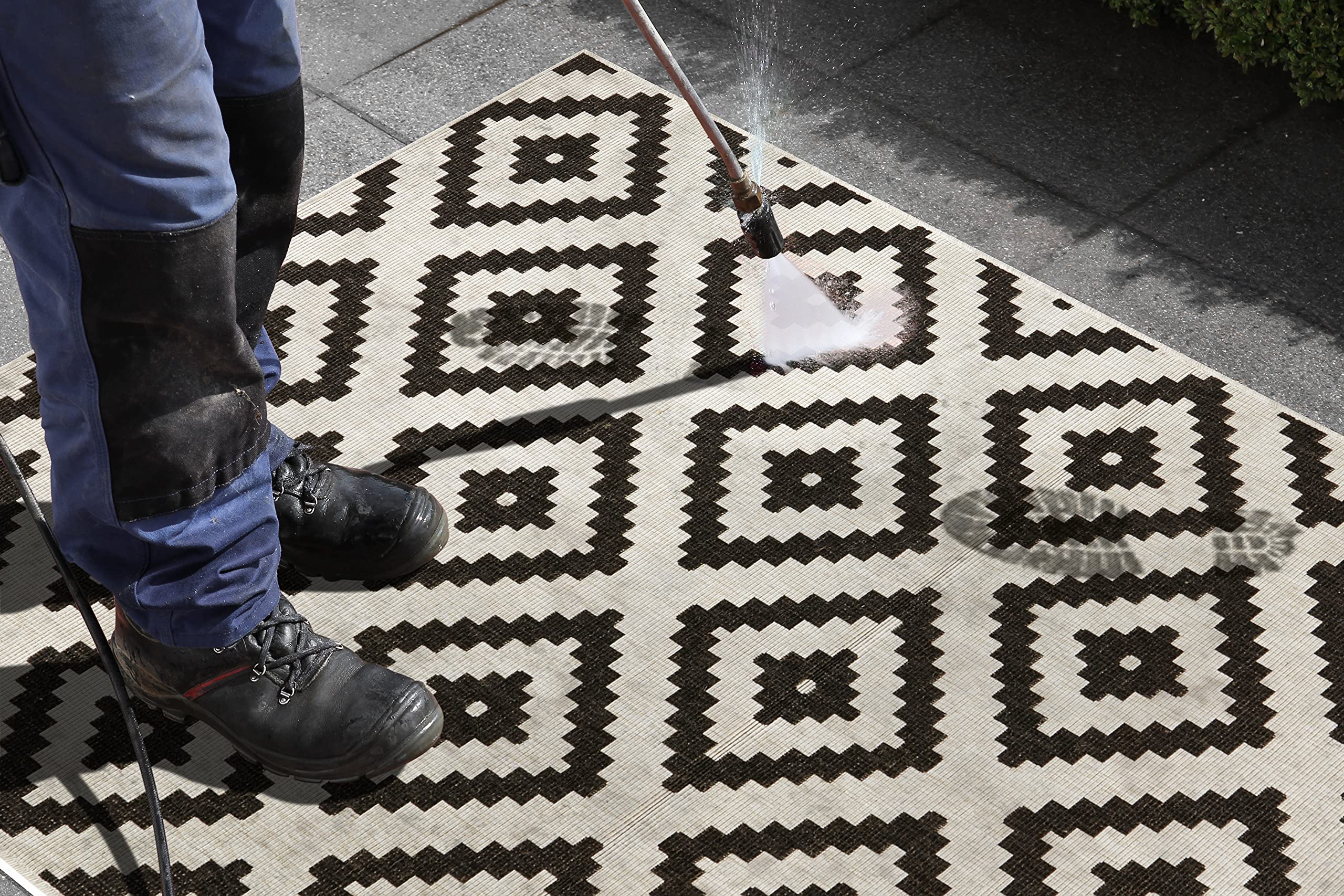 NORTHRUGS Tappeto reversibile Malta, resistente alle intemperie, moderno motivo geometrico, per balcone, terrazza, giardino d'inverno, soggiorno, impermeabile, in polipropilene, nero, crema, 80 x 250