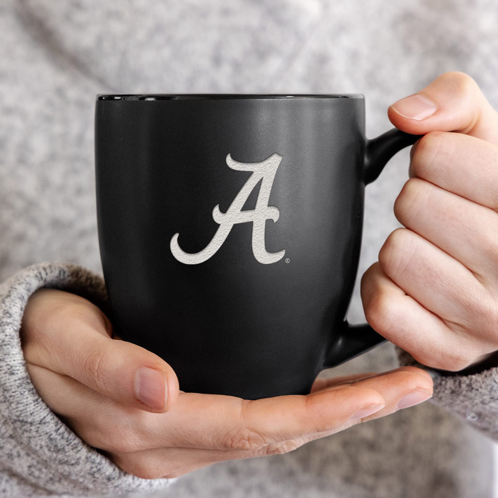 Rico Industries NCAA Alabama Crimson Tide Main - Taza bistró negra mate de 473 ml, para bebidas calientes o frías, logotipo del equipo grabado para una sensación única
