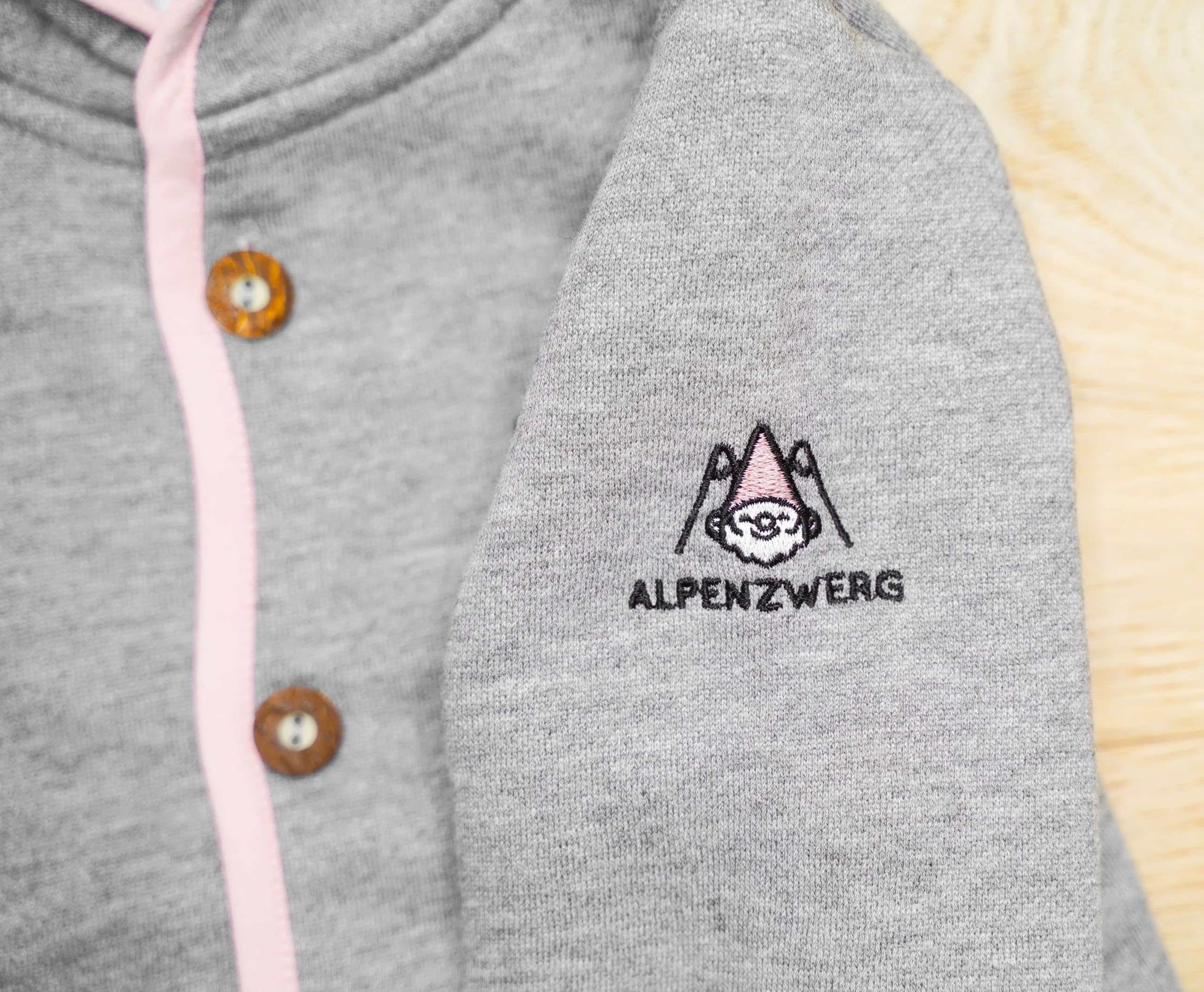 Hoamatkult Kinder Trachtenjacke Alpenzwerg – Kuschelige Kapuzenjacke mit Stickerei & trachtigen Details – Jungen & Mädchen Jacke aus Baumwollmix, modern & traditionell