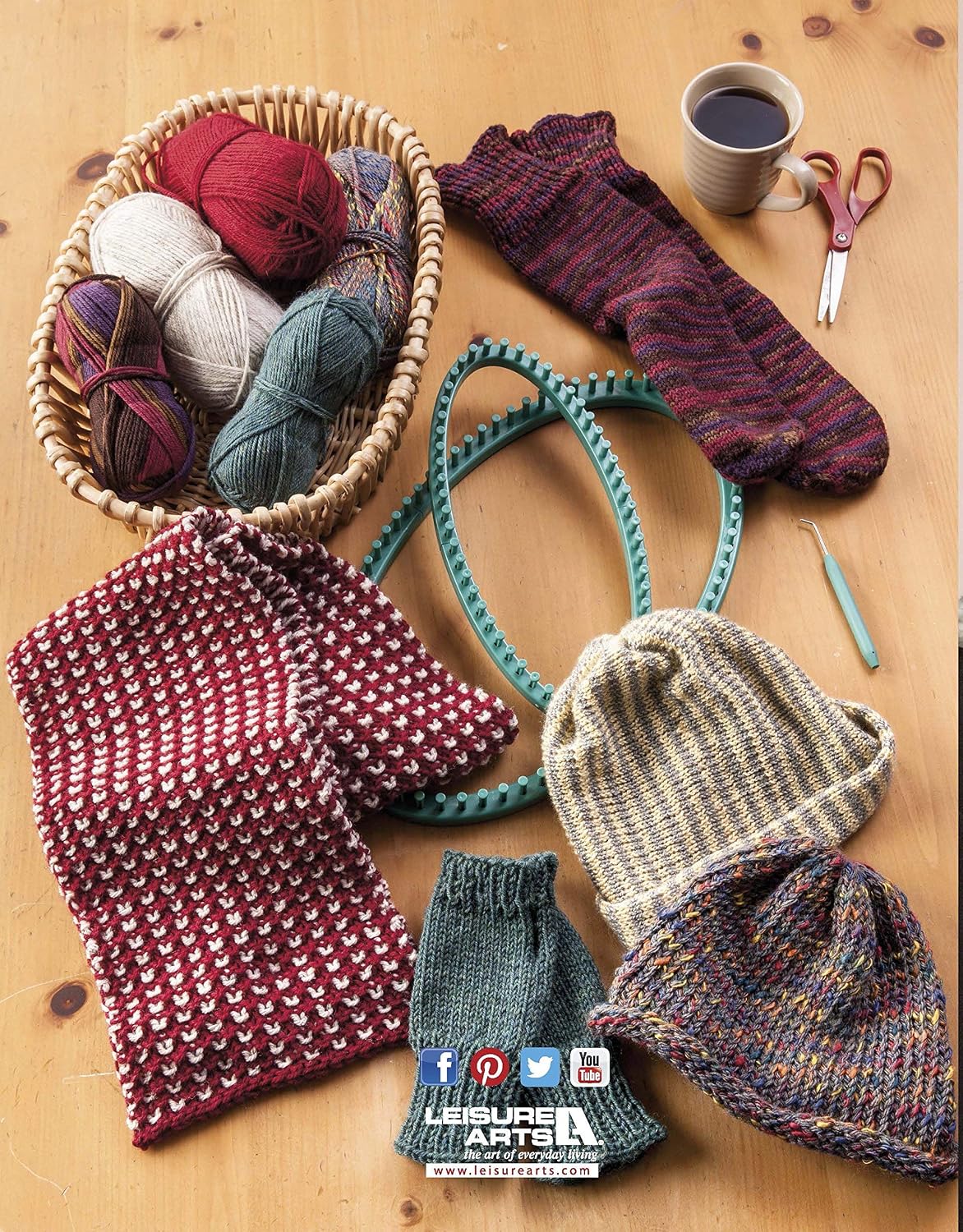 Leisure Arts - Ultimate Oval Loom Knitting Set | Pattern Book with 7 Easy to Follow Patterns | Oval Looms in 2 Sizes with Stitching Tool Included