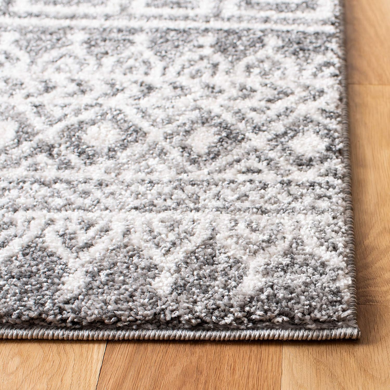 SAFAVIEH Tunisia Collection Area Rug - 5'3" x 7'7", Black & Ivory, Moroccan Tribal Design, Non-Shedding & Easy Care, Ideal for High Traffic Areas in Living Room, Bedroom (TUN737Z)