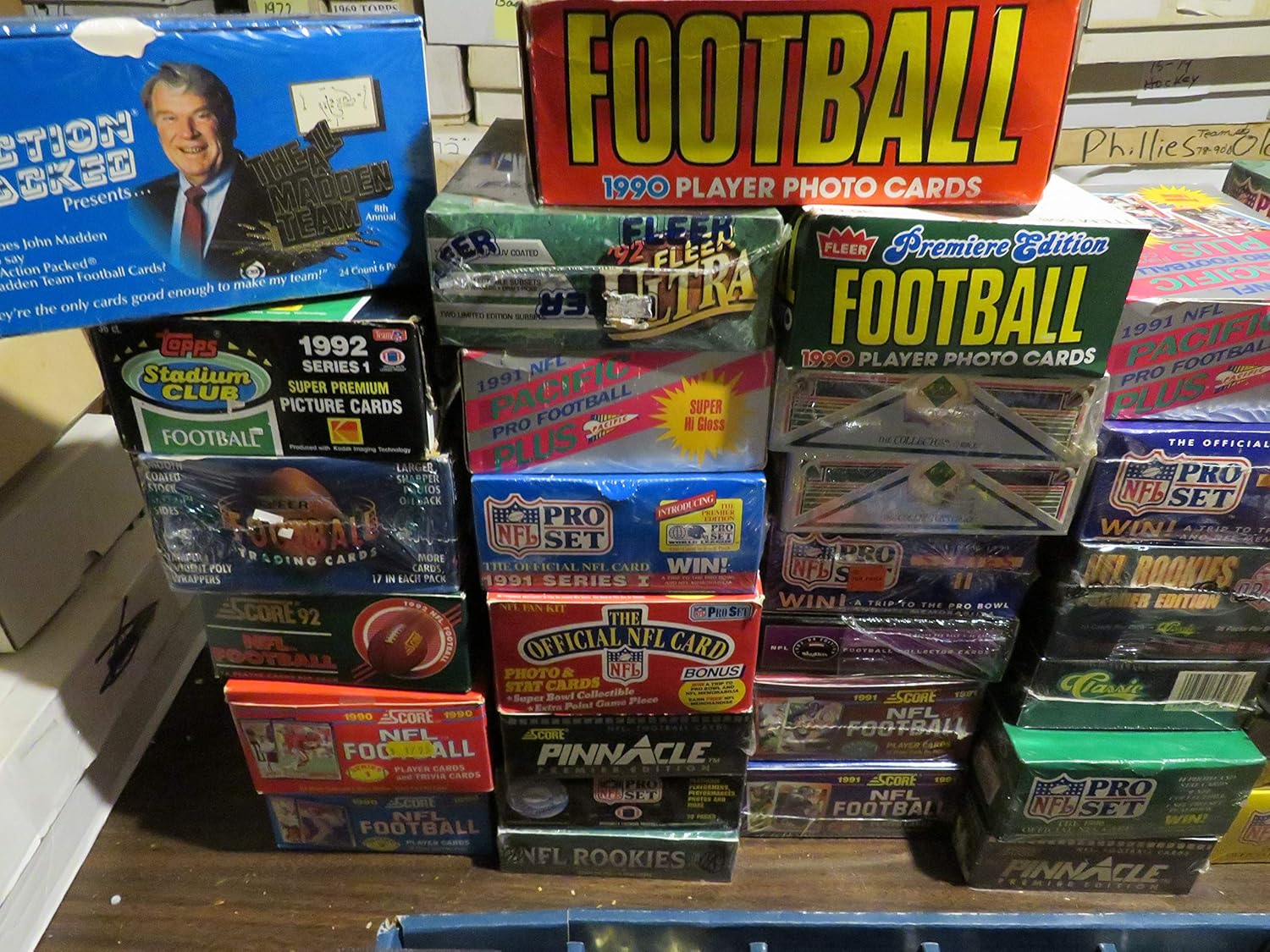 700 FOOTBALL CARDS LOT IN FACTORY SEALED PACKS 1989-1990'S MANY DIFFERENT PACKS