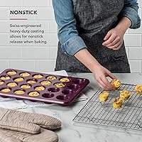 Vista 34 de KitchenAid Molde antiadherente de acero aluminizado para magdalenas de 12 tazas, color plateado