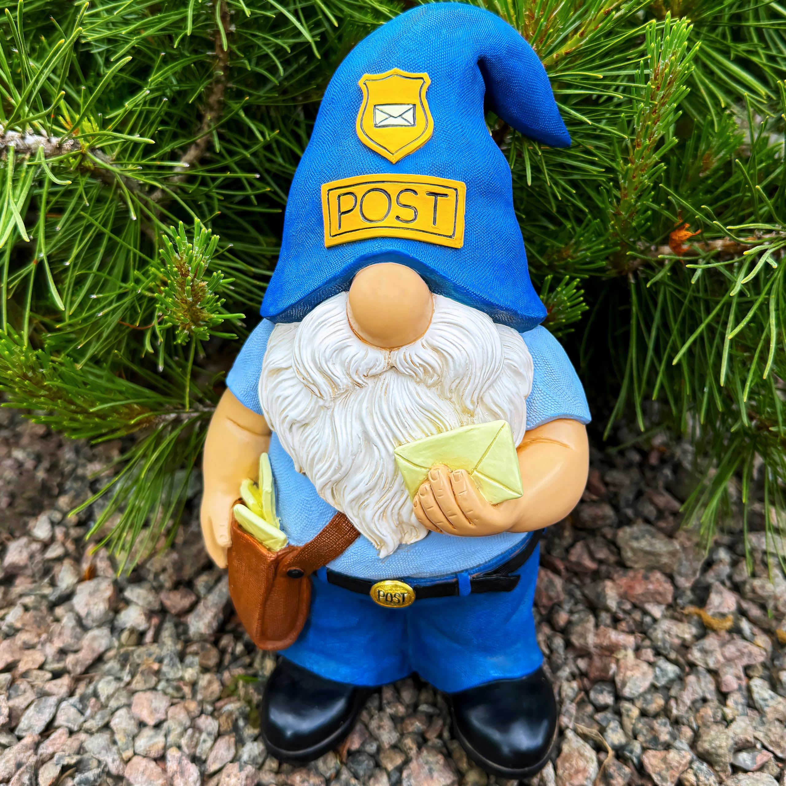Mood Lab Krasnal ogrodowy - zabawna figurka krasnala listonosza - 24 cm wysoka statuetka trawnika - do dekoracji na zewnątrz lub domu