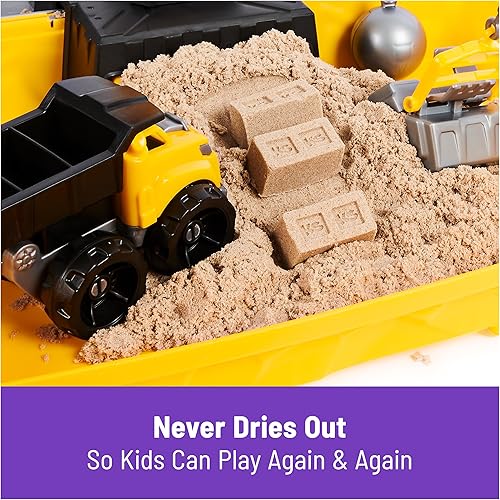 Vista 7 de Caja de arena plegable de Kinetic Sand con obra en construcción, camión de juguete y 2 libras de arena para jugar, juguetes sensoriales para niños