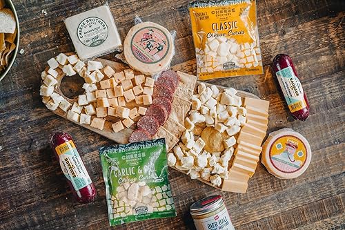 Vista 3 de Cheese Bros Game Day Caja de regalo de lujo Fresco de Wisconsin Incluye goudas, cuajada, queso cheddar envejecido de 8 años, mostaza, salchicha