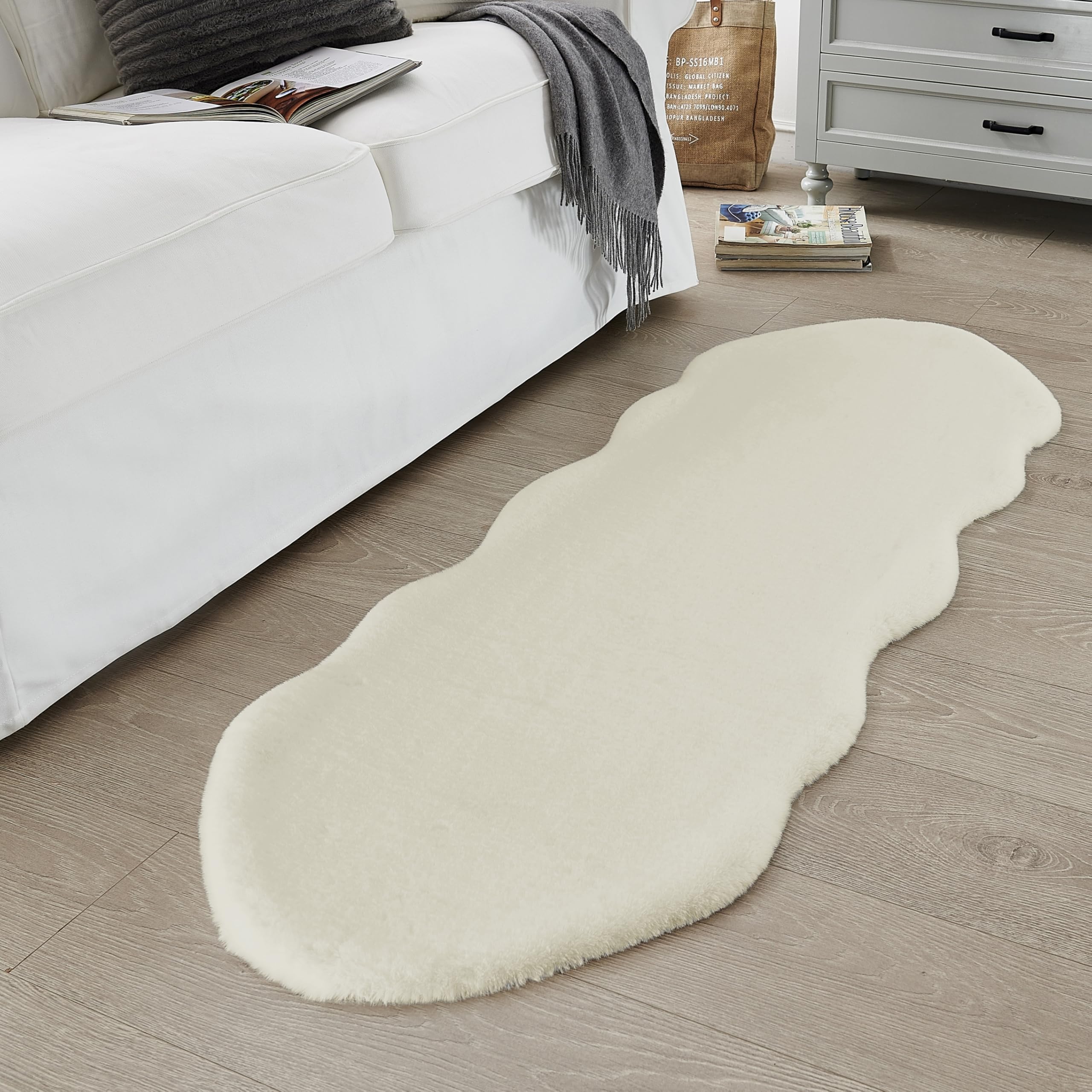 Kunst-Fell-Teppich Kurzflor | Flauschiger Teppich-Läufer für Schlafzimmer, Wohnzimmer oder als Kinderzimmer Deko | rutschfest und waschbar in Waschmaschine | Creme - Fell 55x160cm
