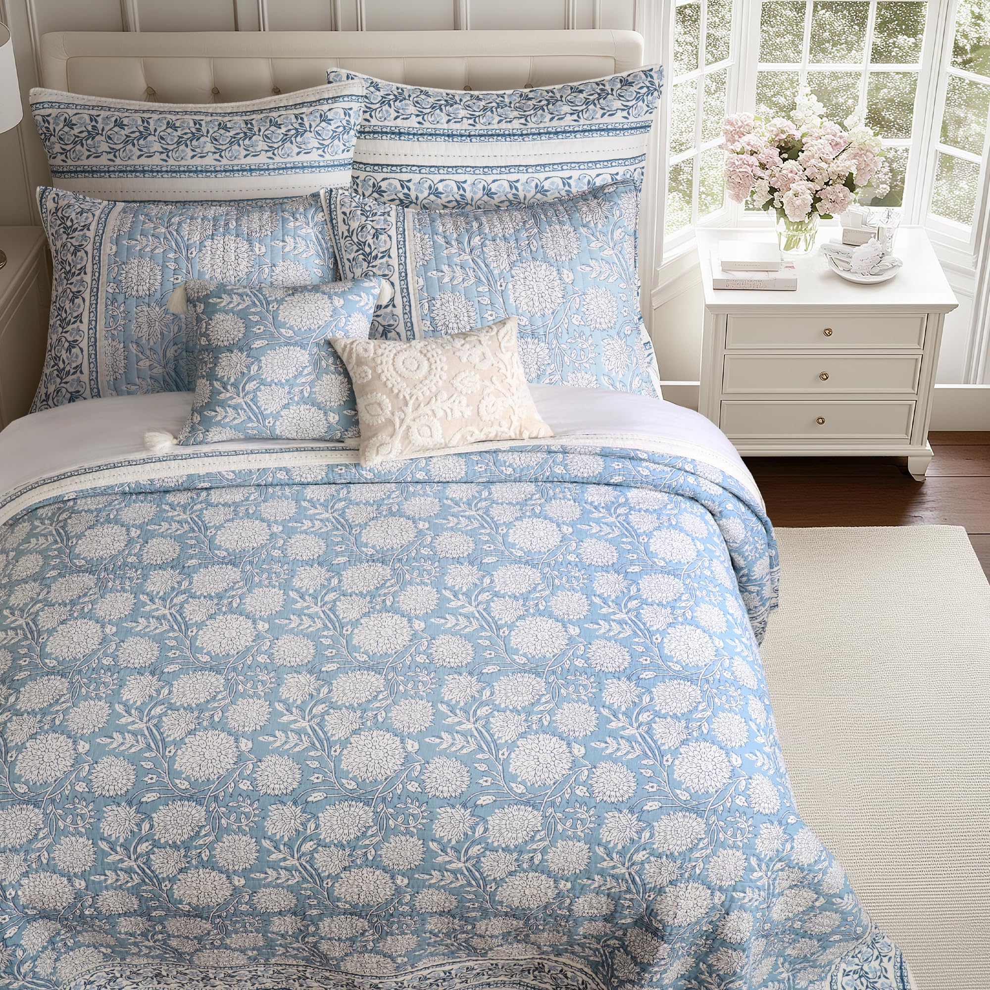 Levtex Home Zestaw niebieskich kołder Adare - kołdra królewska i dwa poszewki królewskie - kwiatowy obramowanie - niebieski, granatowy i biały - kołdra (269 x 233 cm) i poszewki (50 x 91 cm) -