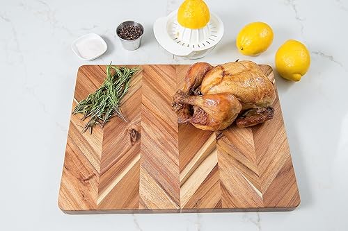 Miniatura 5 de Lipper International Tabla de cortar y servir rectangular en espiga de acacia con asas insertadas para cortar carnes, frutas y verduras, mediano, 12