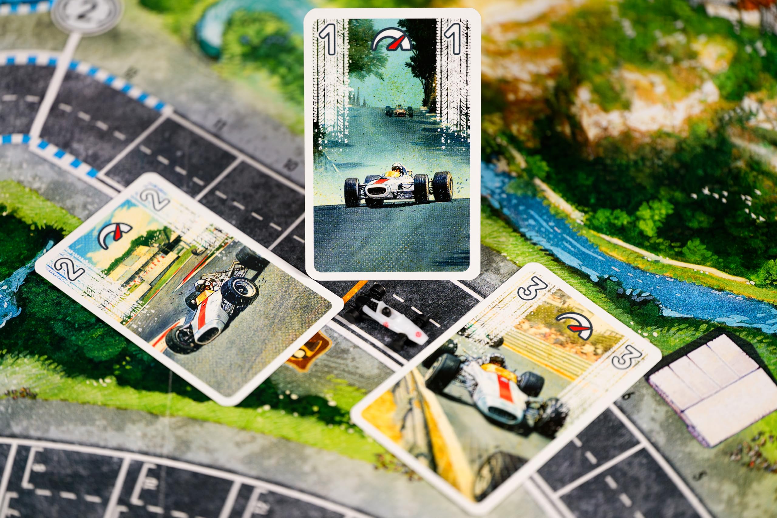 Heat - Pedal to the Metal : Rocky Roads (version anglaise) - Fabriqué par Asmodee | À partir de 10 ans – 1 à 7 joueurs – 60 à 90 minutes de temps de jeu – Jeux de société – Jeu de stratégie/famille