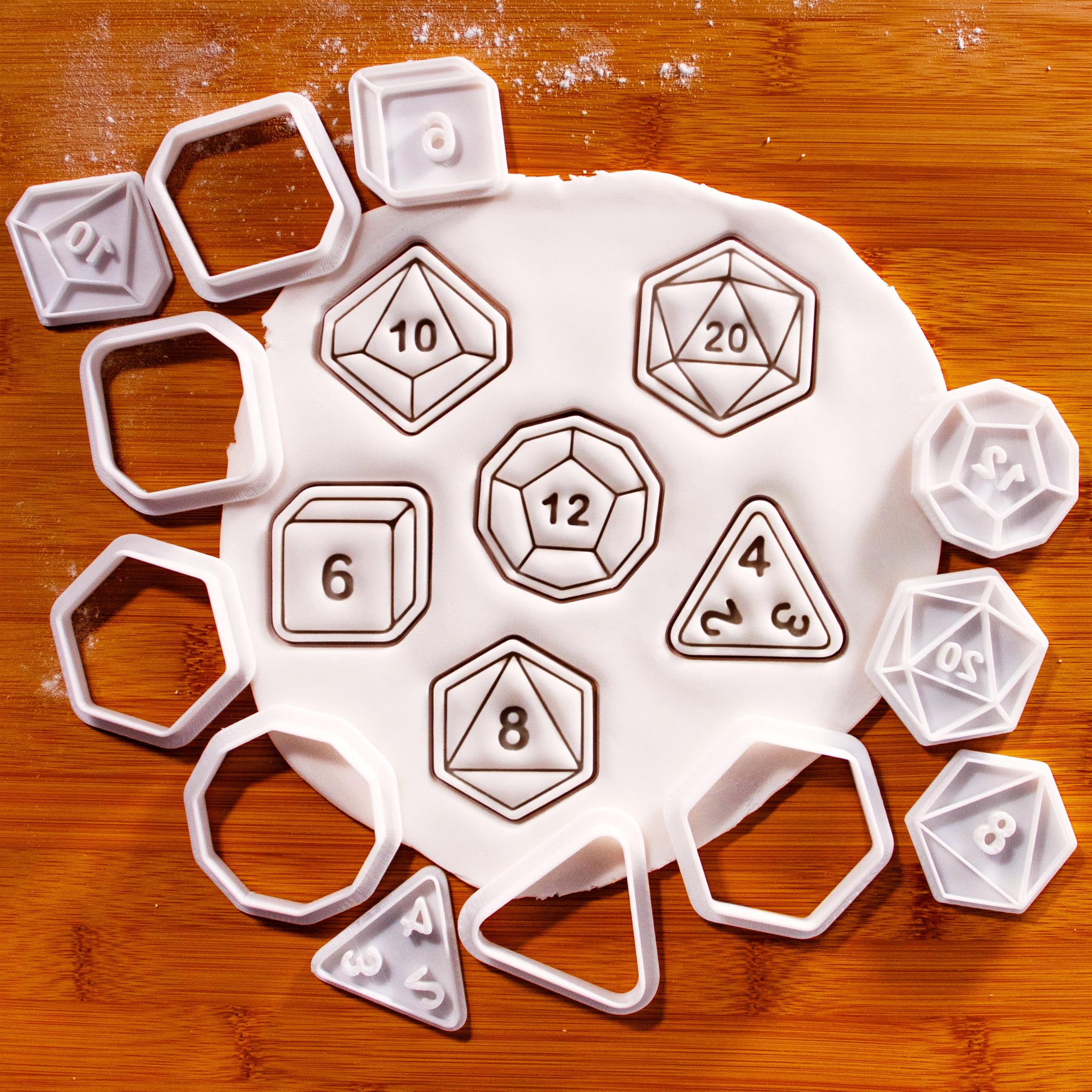 BAKERLOGY 6er Set Mini-Polyeder Würfel Keksausstecher mit Stempeln – Natural 20, D12, D10, D8, D6 & D4 RPG Fondantstempel für Kekse, Cupcakes, Spieleabend, Gamer Geburtstag & Spielleiter Backen