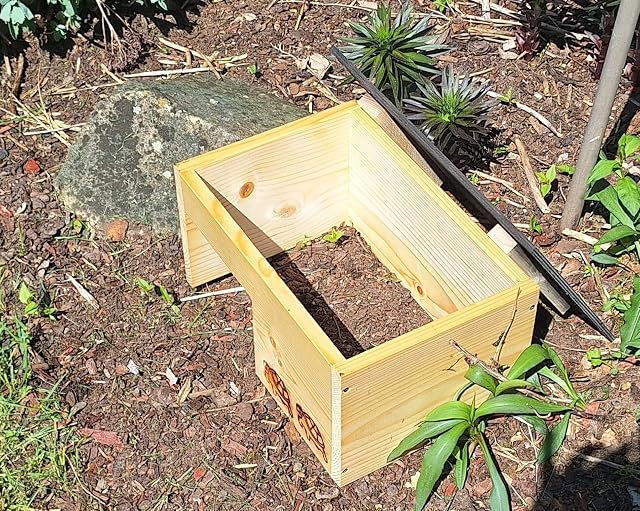 Foto 4 de 5 de Caseta para tortugas de alta calidad (SH8) barnizada de madera maciza de 20 mm de grosor