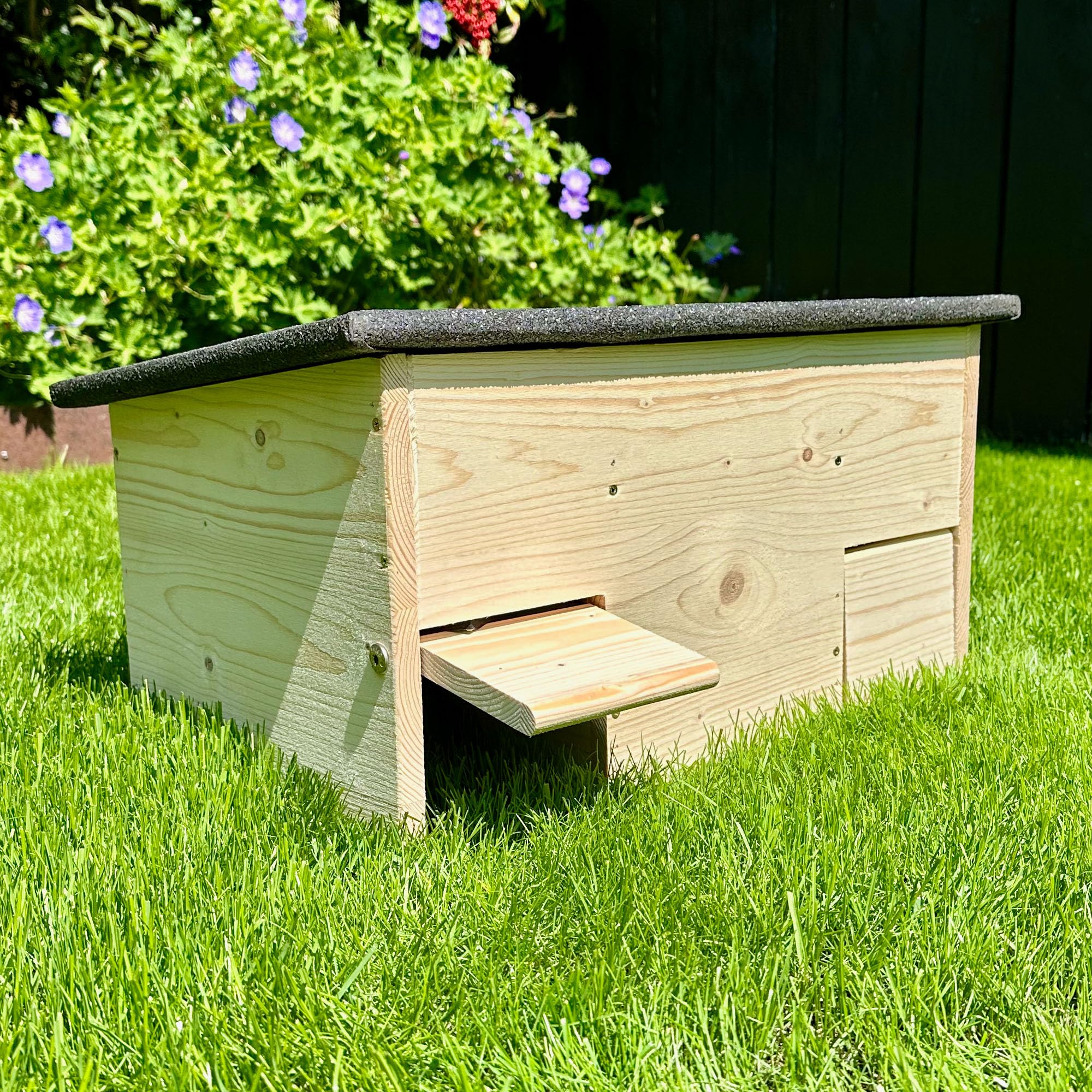 GARTENETAGE Igel-Futterhaus wetterfest mit Rattenklappen – Futterstation für Igel aus Holz mit Schutz vor Katzen, Ratten & Regen – Igelhaus für Garten, naturnah & robust
