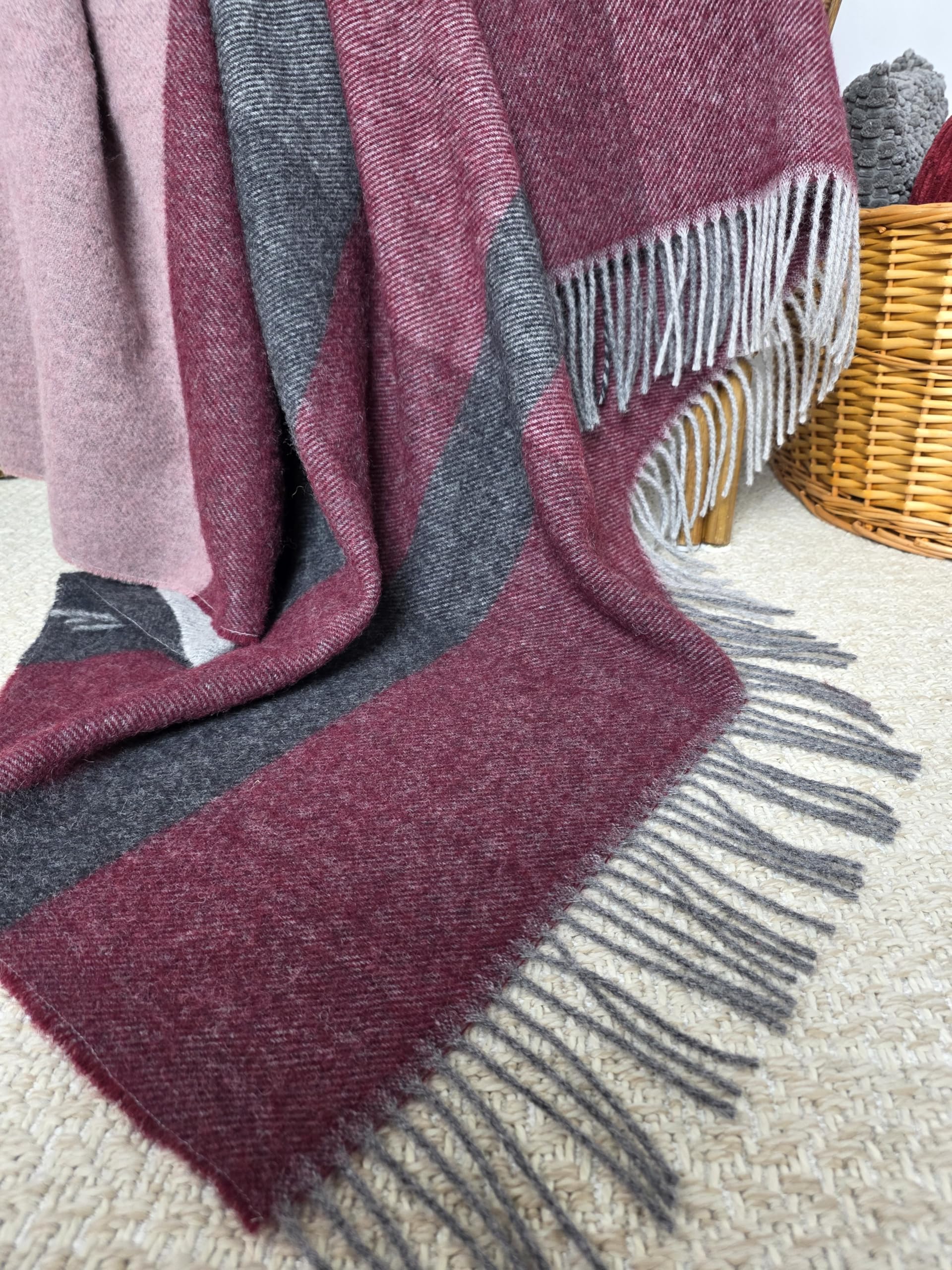 Wolldecke 100% Schurwolle Wohndecke in versch. Farben Tagesdecke Schurwolldecke Plaid 140 x 200 cm Tirol (Dunkelrot-Altrosa-Grau(F))