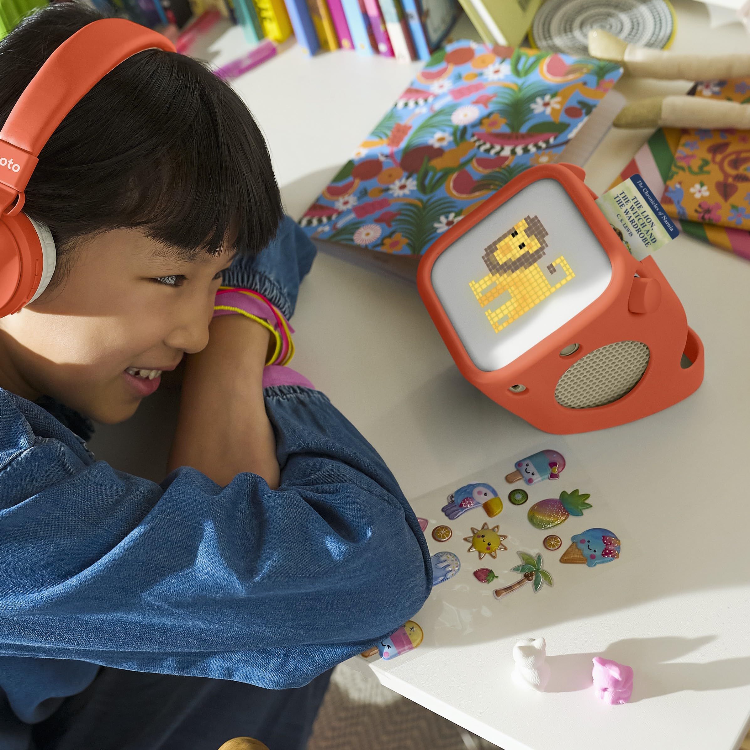 Yoto Player (3e génération) Pack Complet avec Casque Audio Bluetooth, Adventure Jacket (Housse de Protection) Orange, et Porte-Cartes Orange – Boîte à Histoires sans écran dès 3 Ans