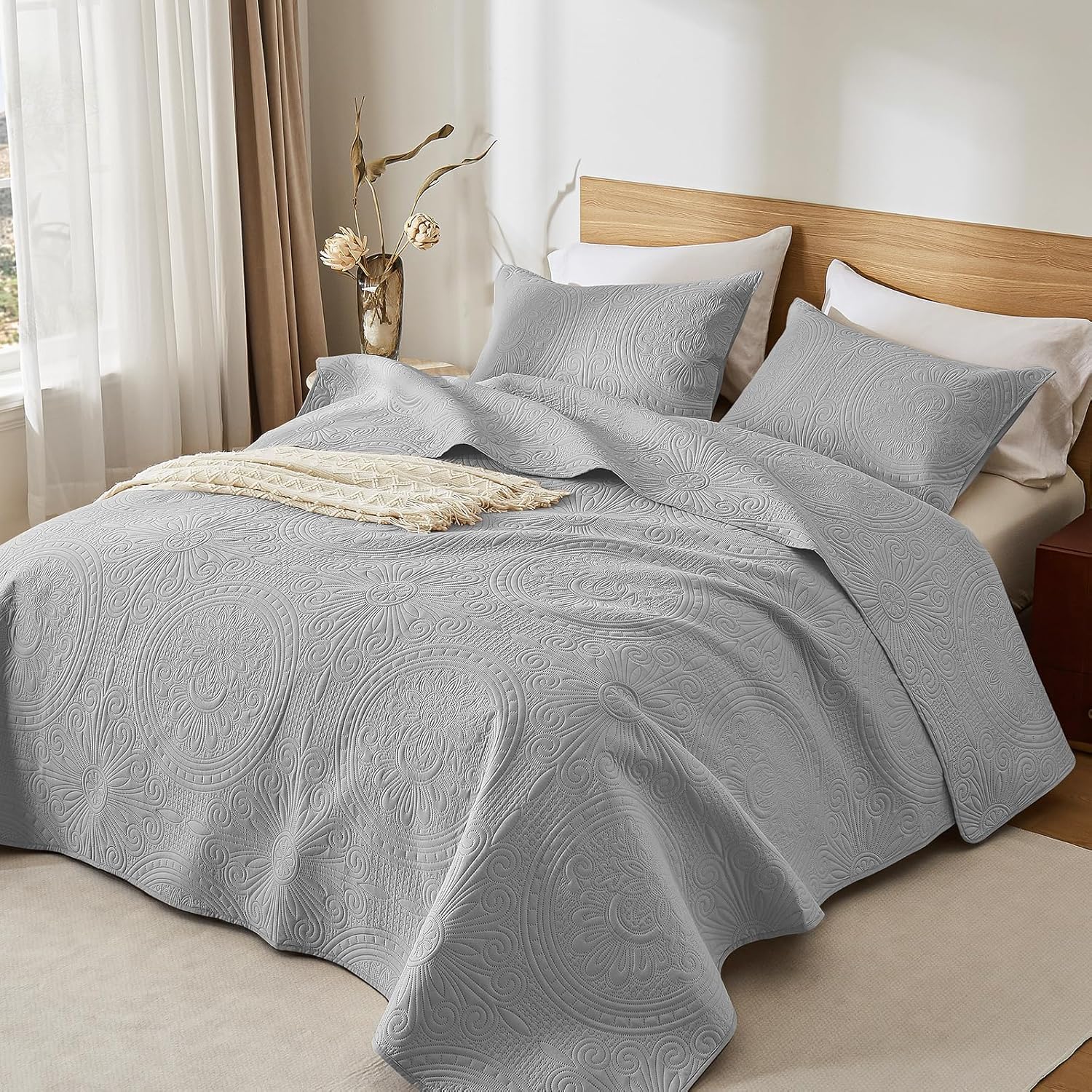 WURUIBO King/Cal King Quilt Set Light Grey,Ultrasonic Embossed Bedspread, Lightweight Microfiber Coverlet, Modern Thin Bedding Set for All Season, 3 Piece(1 Quilt,2 Pillow Shams)