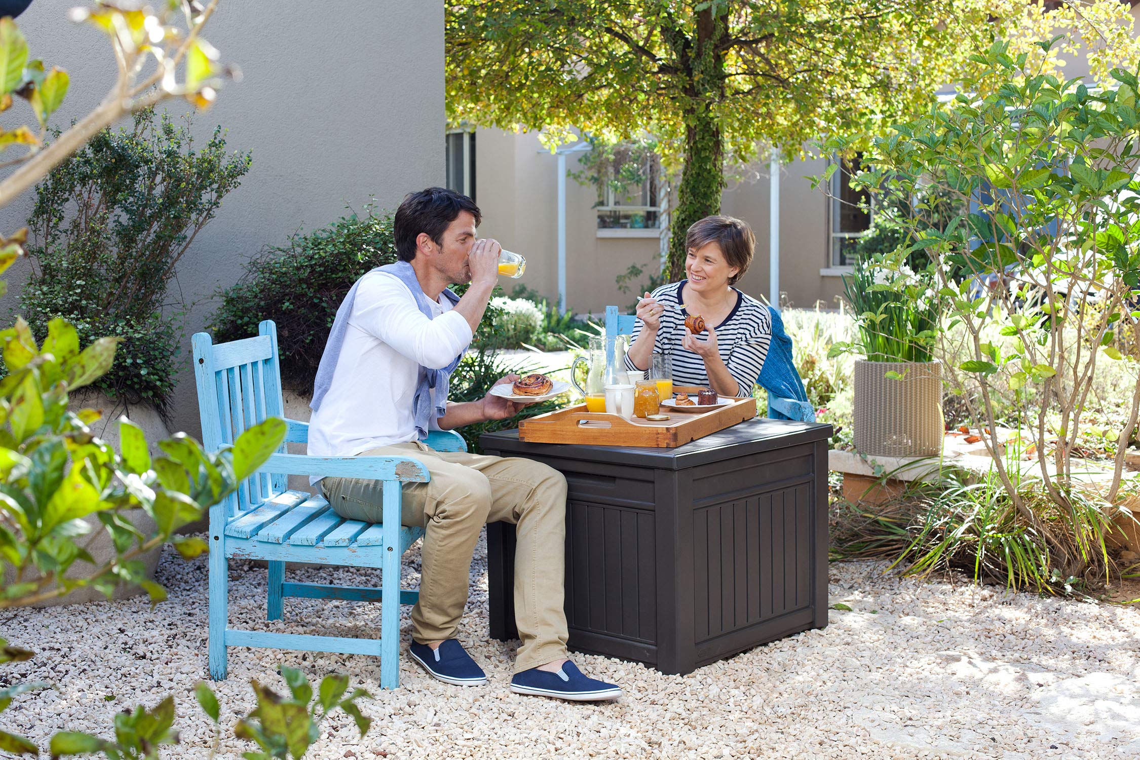 Keter Deckbox und Beistelltisch aus Kunstharz, Holzoptik, Organisation und Aufbewahrung für Outdoor-Terrassenmöbel, Kissen, Gartenwerkzeuge und 
